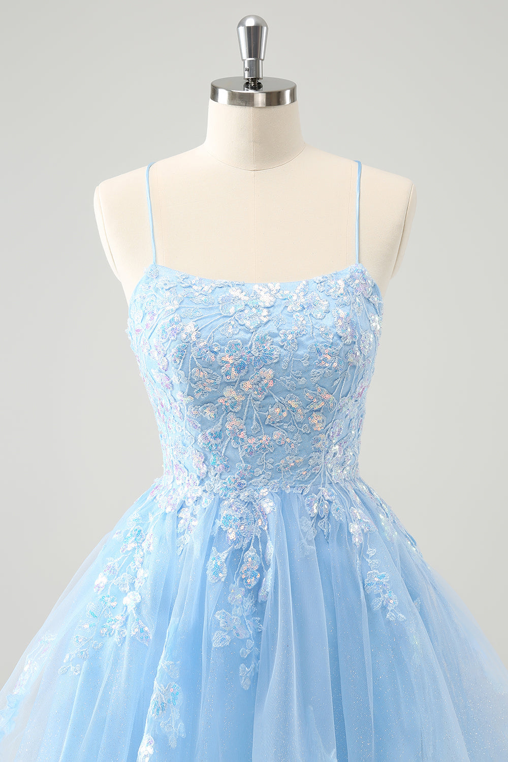 Robe de bal courte trapèze lilas à paillettes mignonnes avec appliqués et lacets au dos
