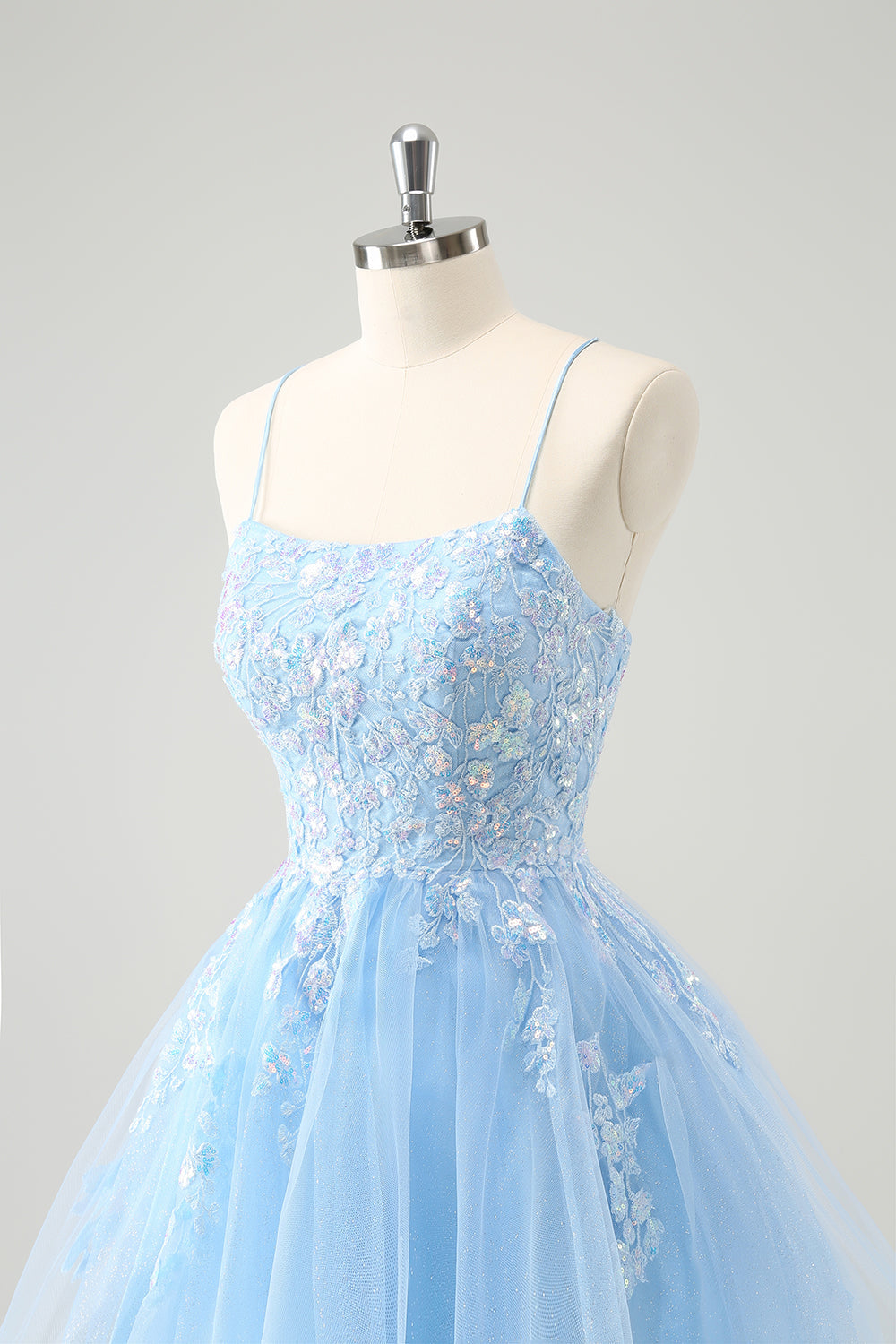 Robe de bal courte trapèze lilas à paillettes mignonnes avec appliqués et lacets au dos