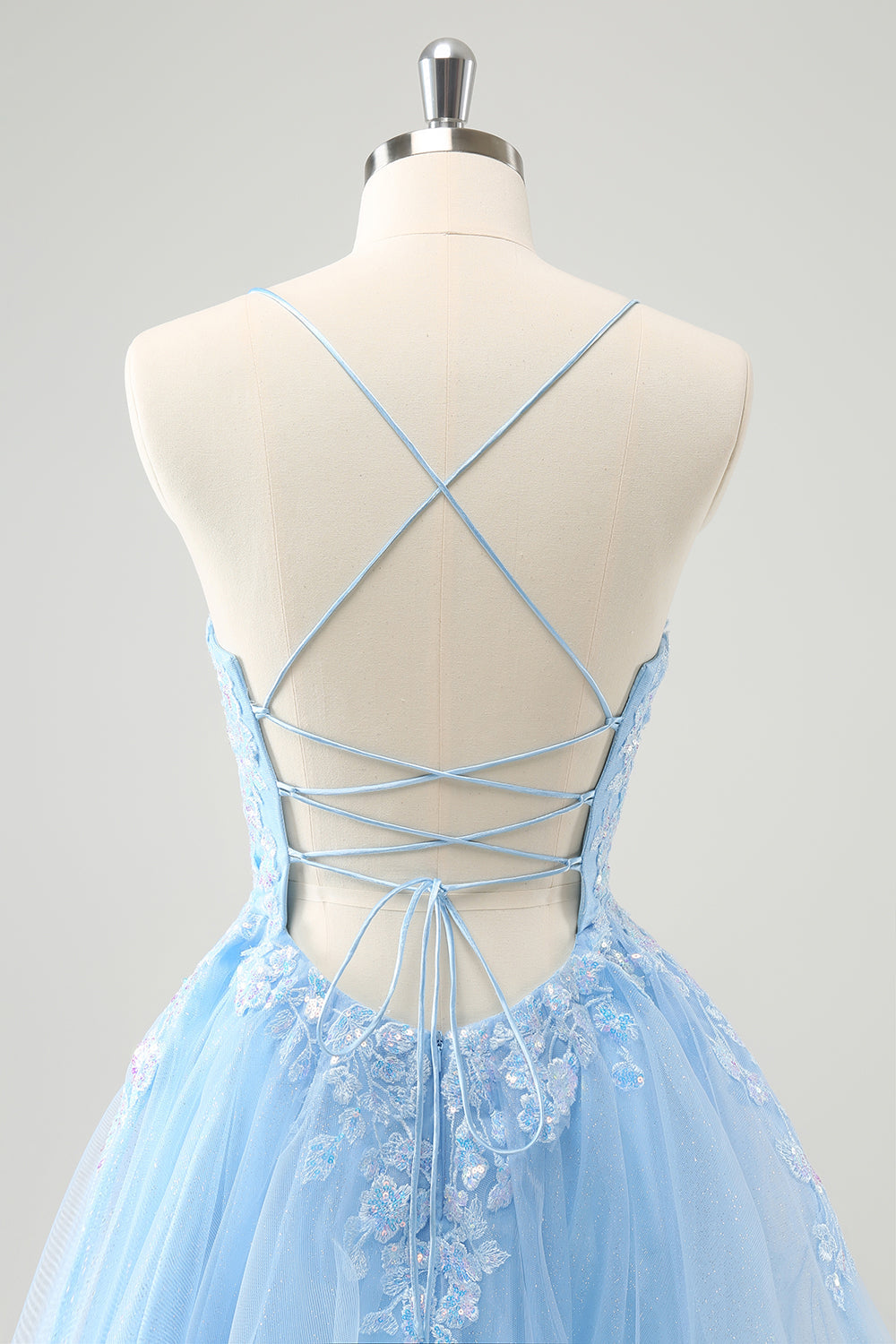 Robe de bal courte trapèze lilas à paillettes mignonnes avec appliqués et lacets au dos