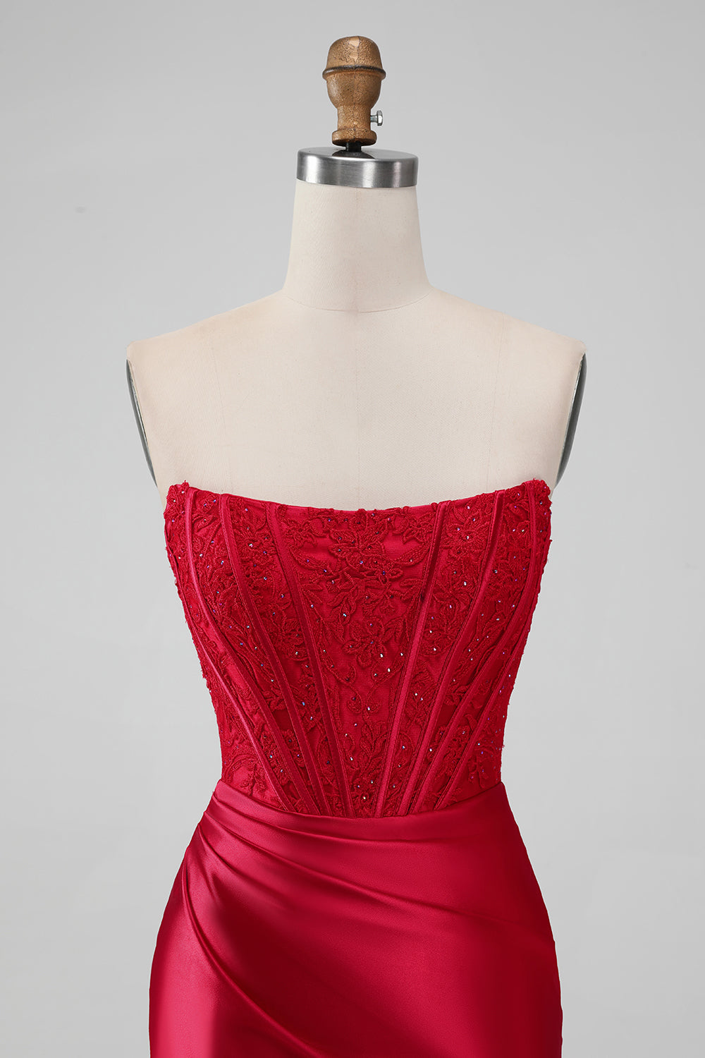 Robe de bal courte sans bretelles moulante Sparky rouge avec de la dentelle