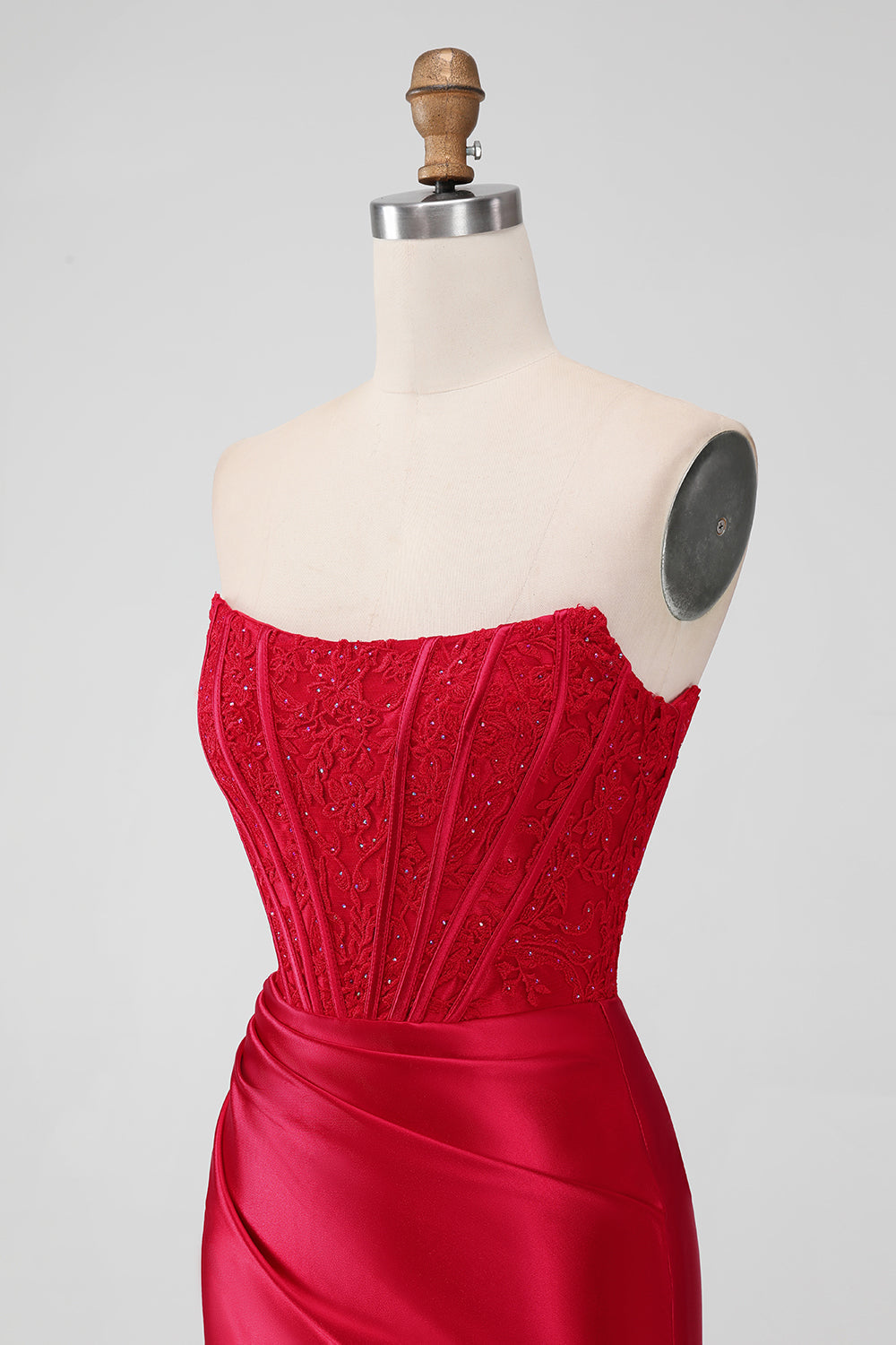 Robe de bal courte sans bretelles moulante Sparky rouge avec de la dentelle
