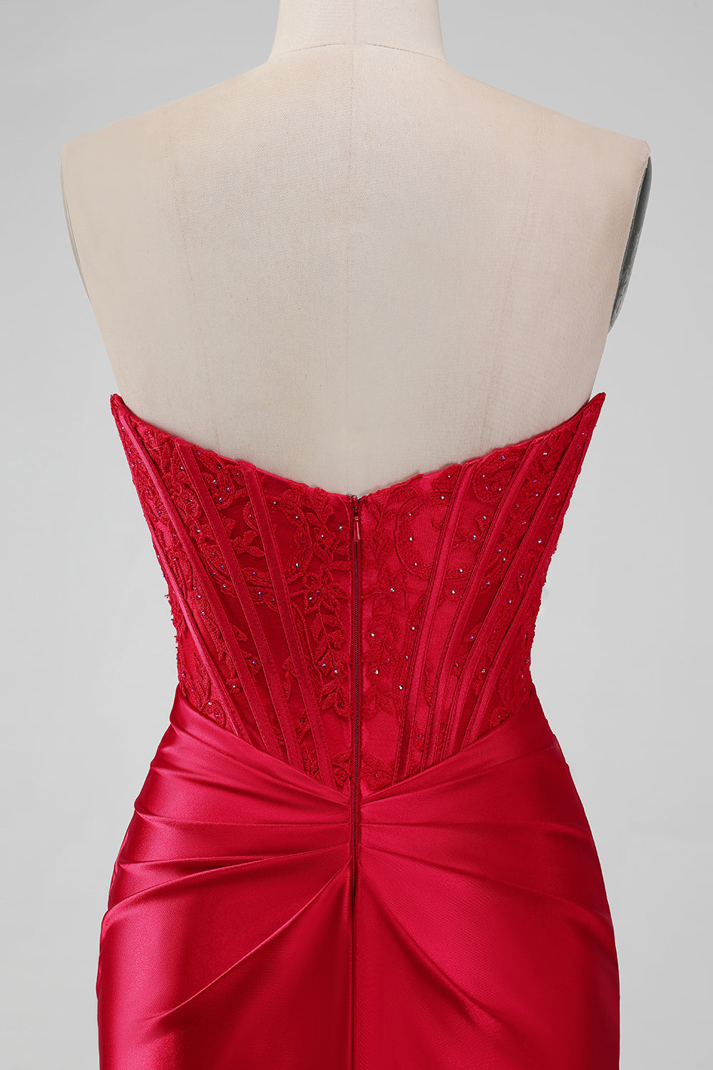 Robe de bal courte sans bretelles moulante Sparky rouge avec de la dentelle