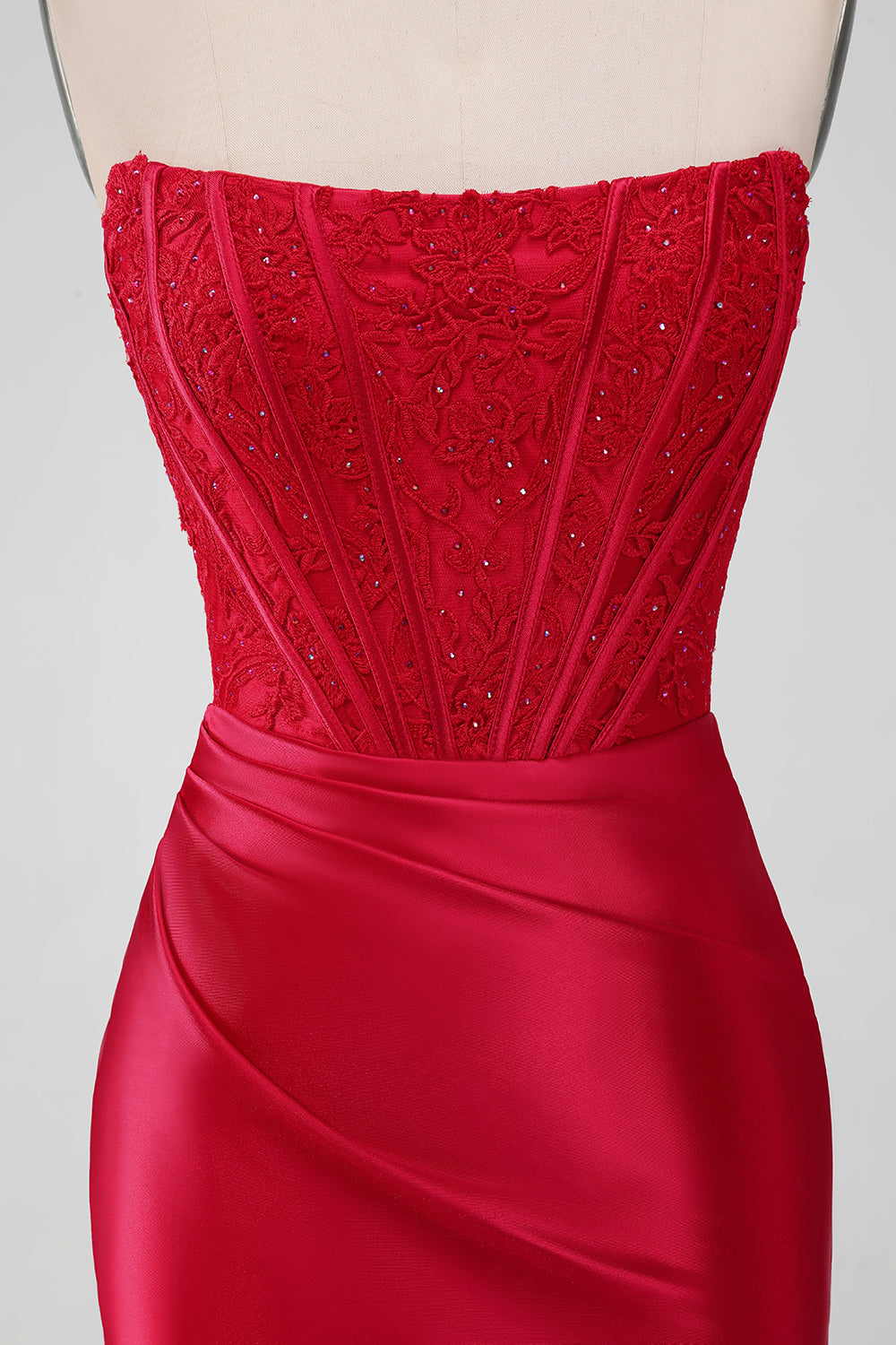 Robe de bal courte sans bretelles moulante Sparky rouge avec de la dentelle