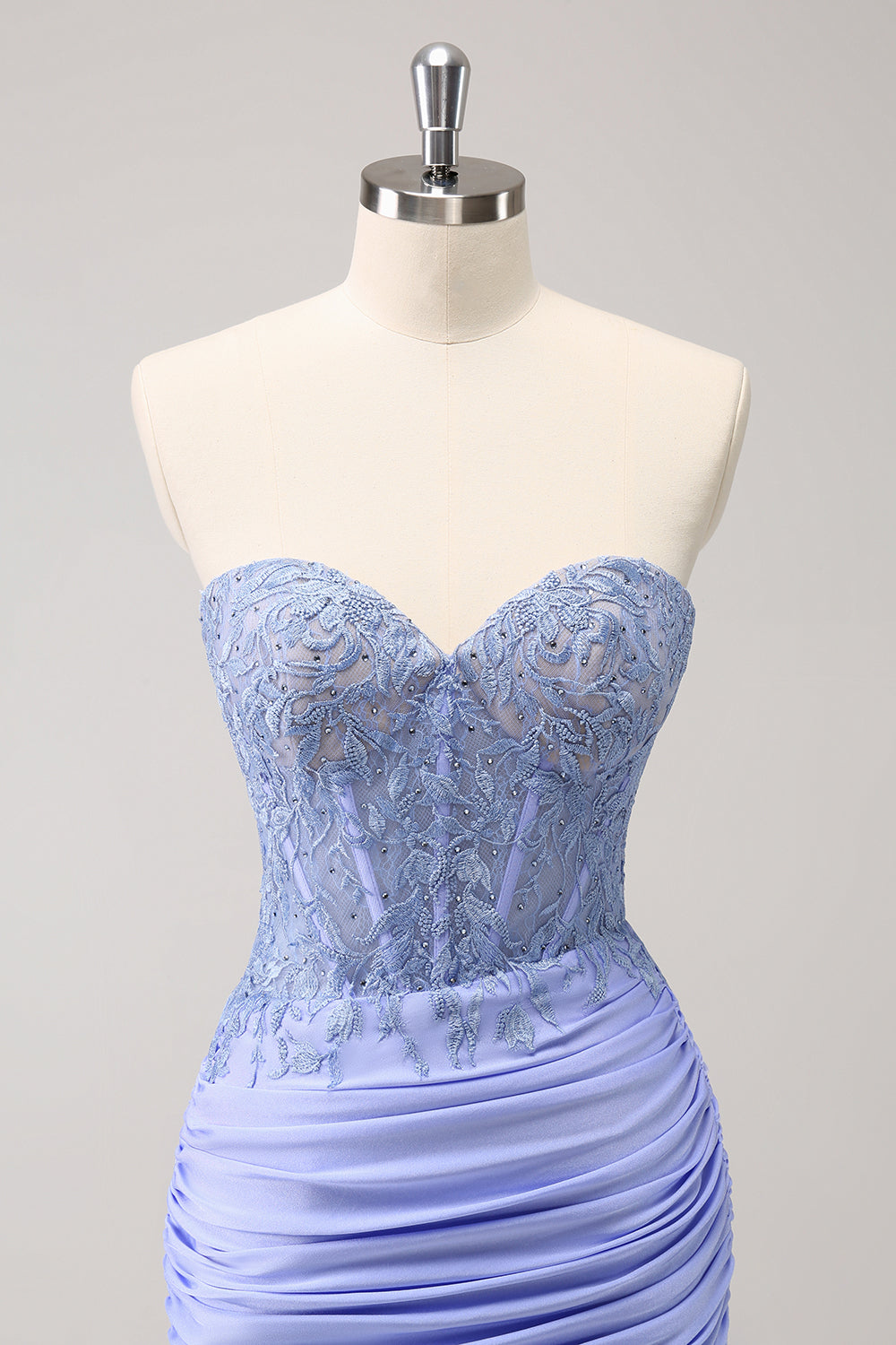 Robe de soirée moulante lilas sans bretelles, corsage plissé avec appliques