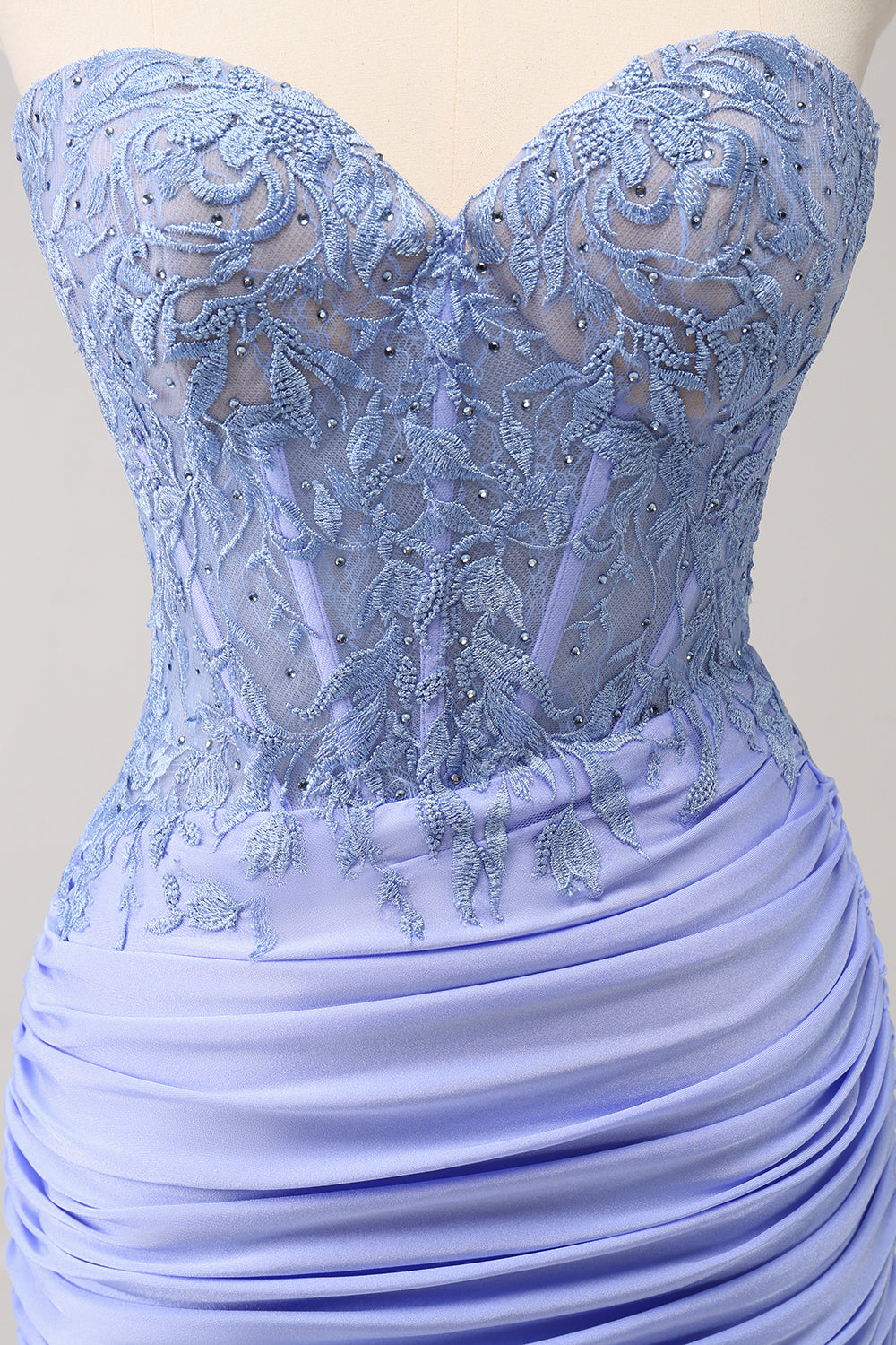 Robe de soirée moulante lilas sans bretelles, corsage plissé avec appliques