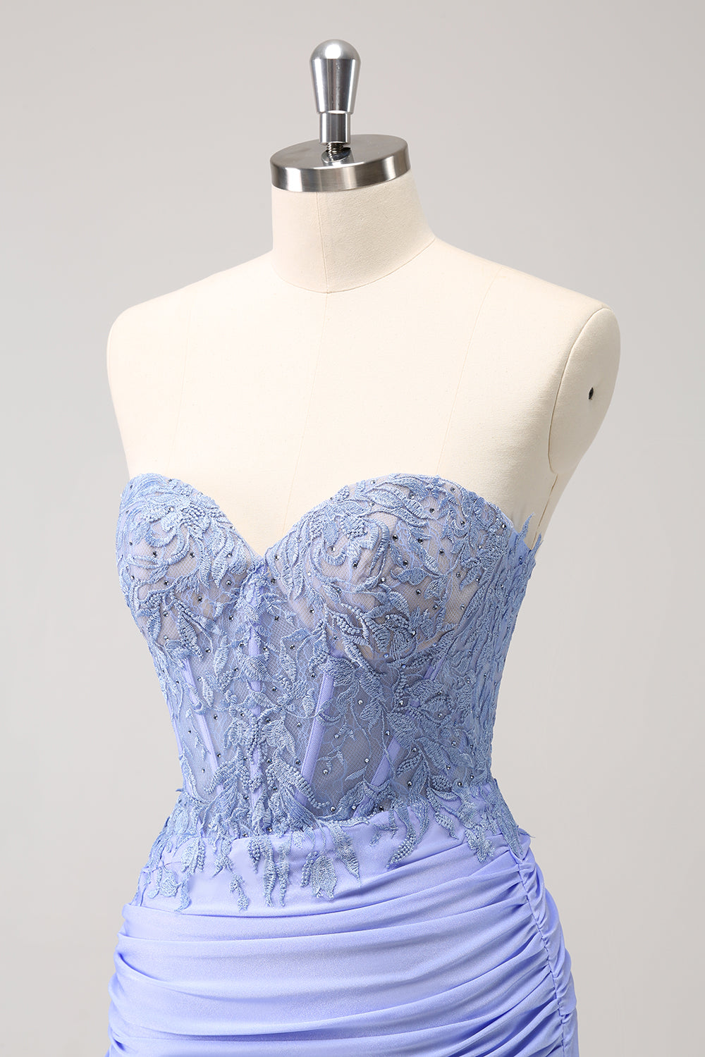 Robe de soirée moulante lilas sans bretelles, corsage plissé avec appliques