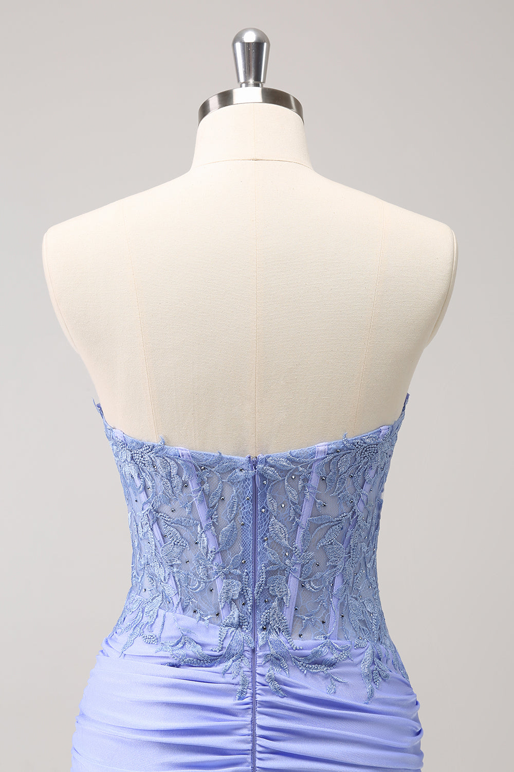 Robe de soirée moulante lilas sans bretelles, corsage plissé avec appliques