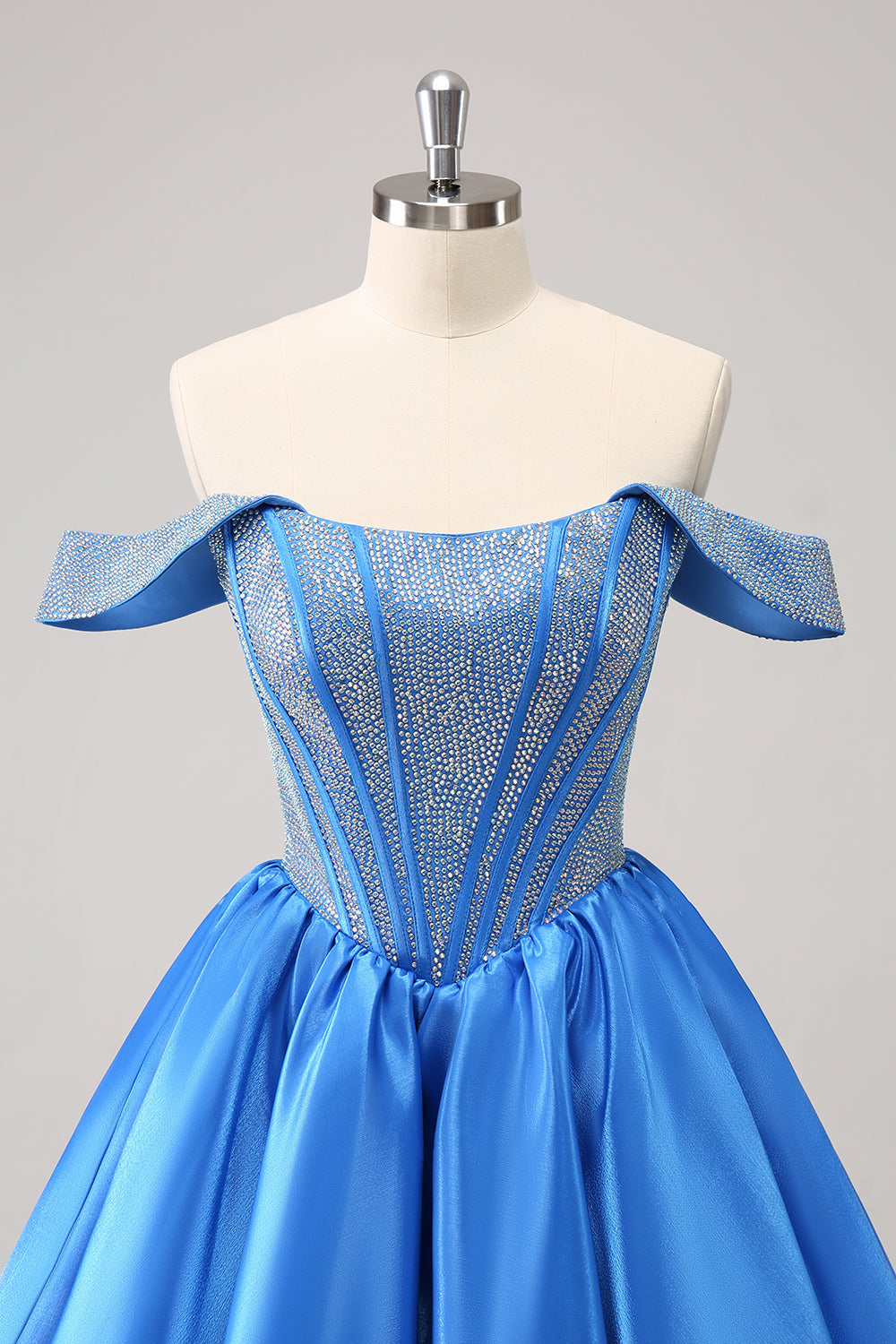 Robe de bal satinée trapèze bleu scintillant ornée de perles, épaules dénudées