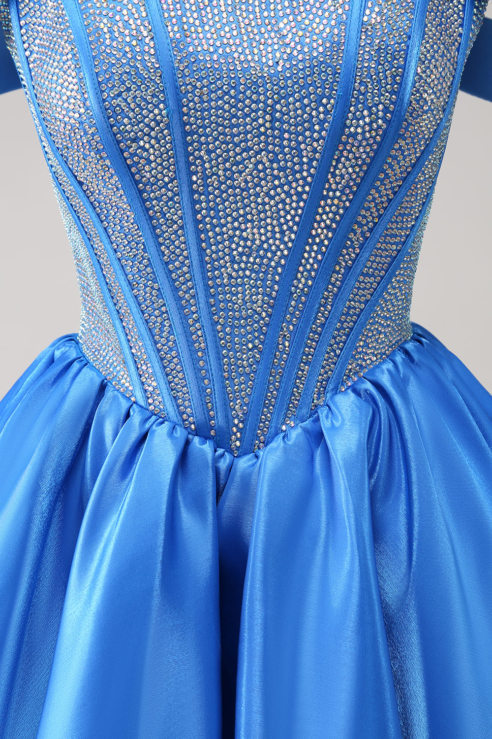 Robe de bal satinée trapèze bleu scintillant ornée de perles, épaules dénudées
