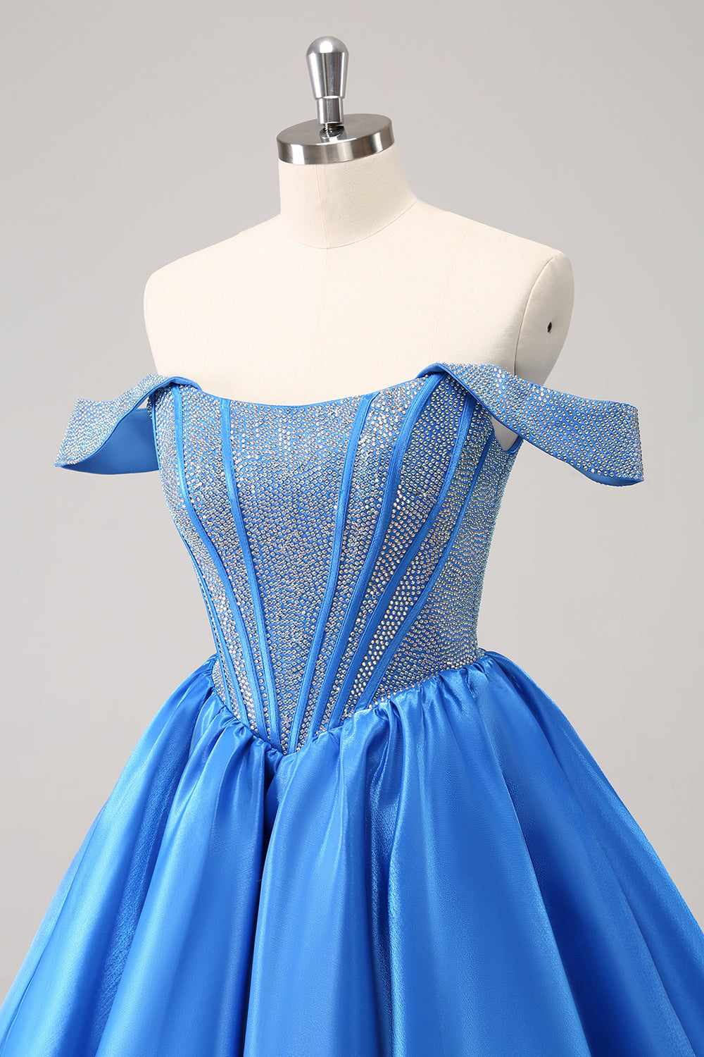 Robe de bal satinée trapèze bleu scintillant ornée de perles, épaules dénudées