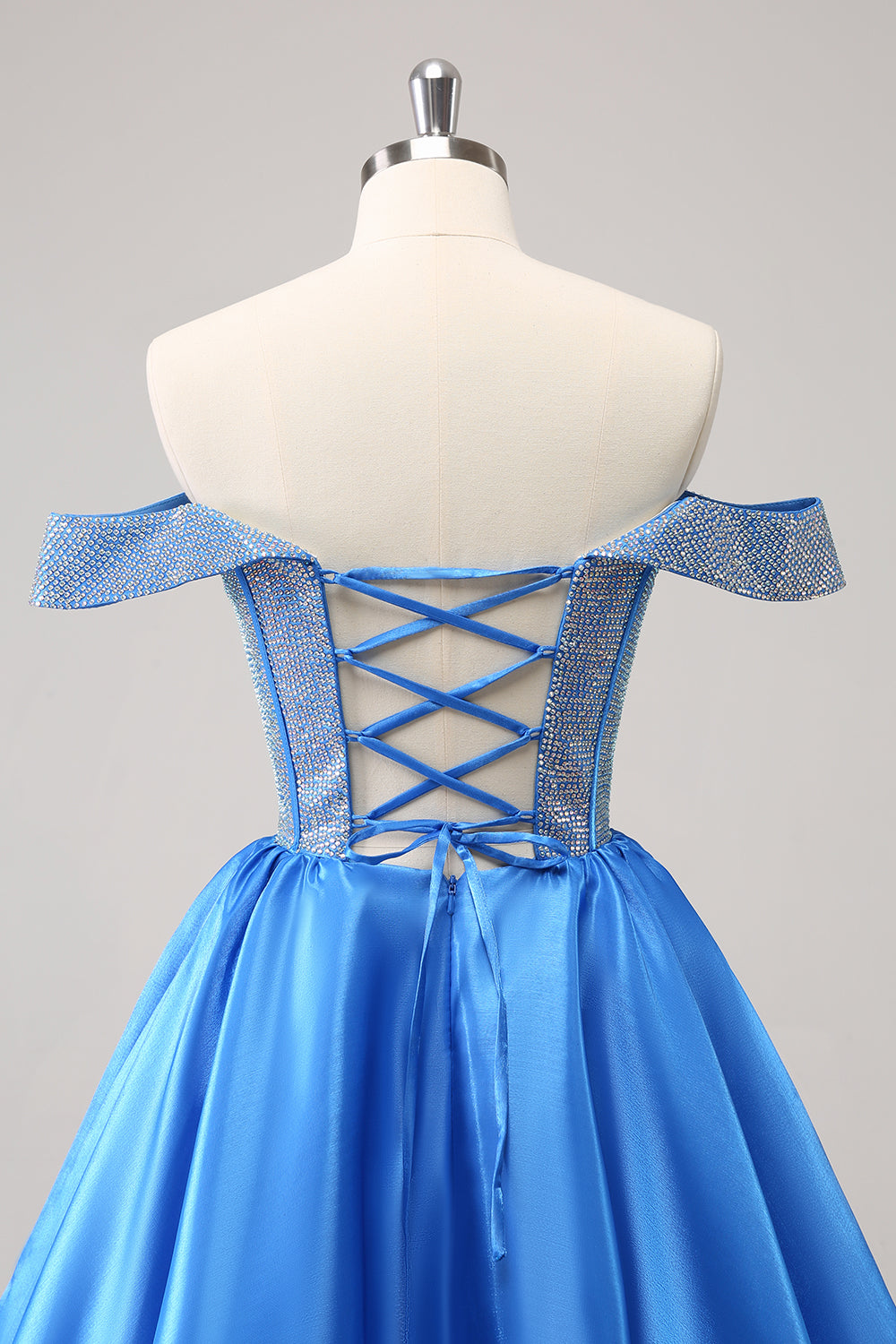 Robe de bal satinée trapèze bleu scintillant ornée de perles, épaules dénudées