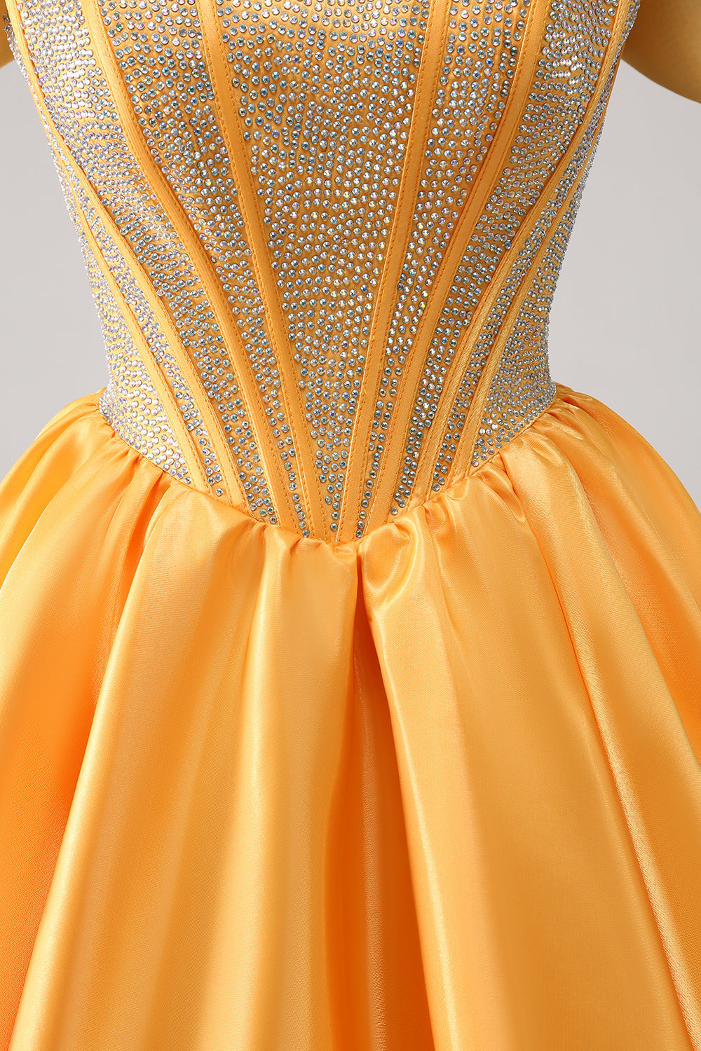 Robe de bal satinée trapèze bleu scintillant ornée de perles, épaules dénudées