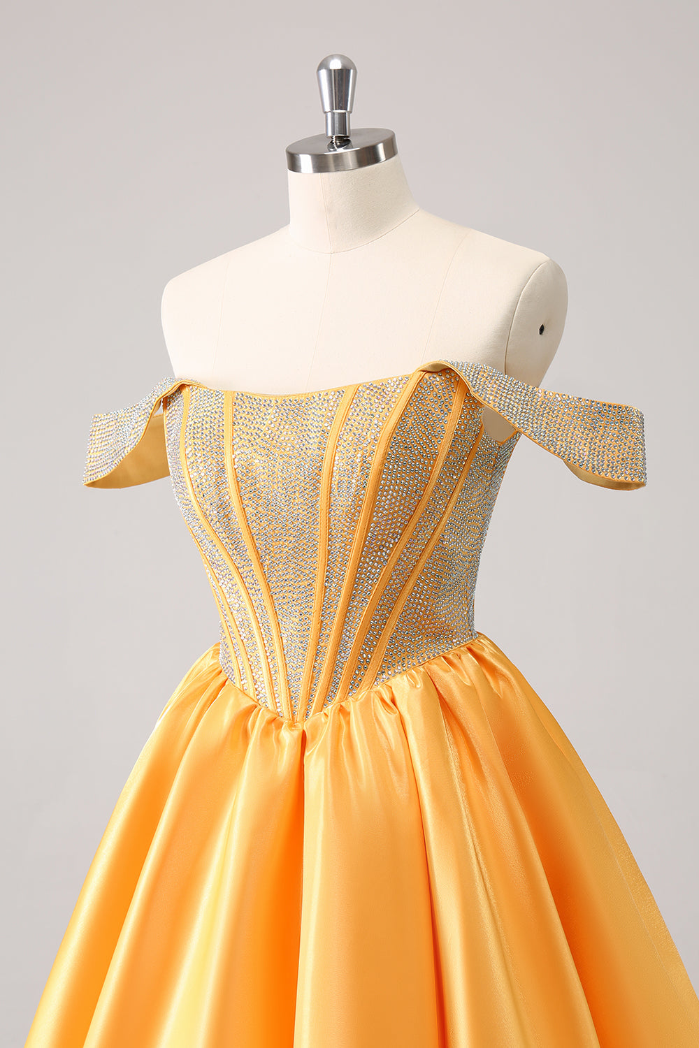 Robe de bal satinée trapèze bleu scintillant ornée de perles, épaules dénudées