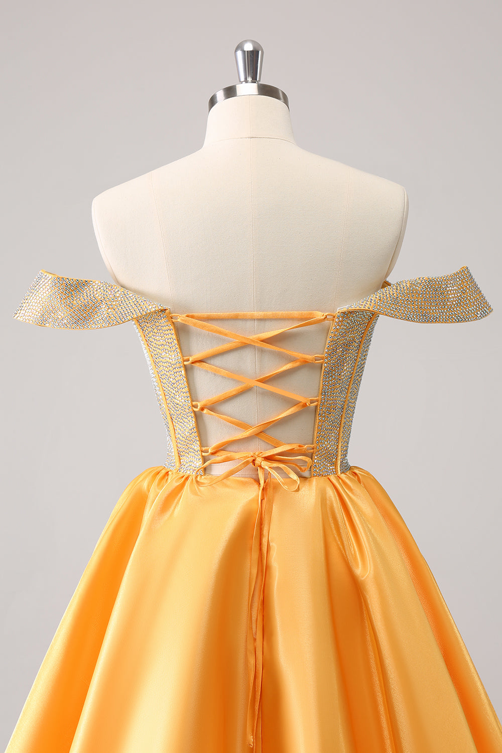 Robe de bal satinée trapèze bleu scintillant ornée de perles, épaules dénudées
