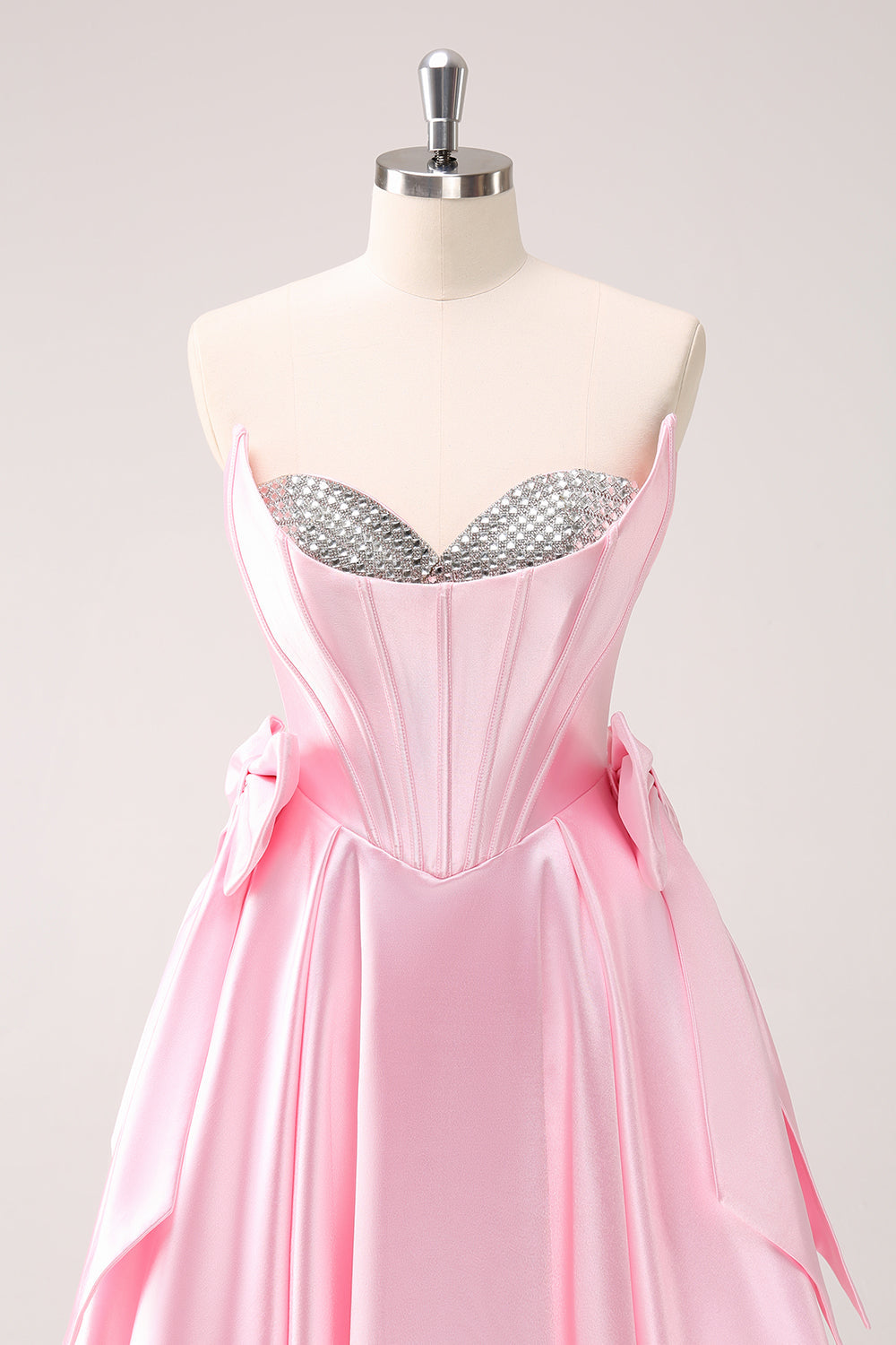 Robe de bal bustier rose ornée de perles avec nœuds