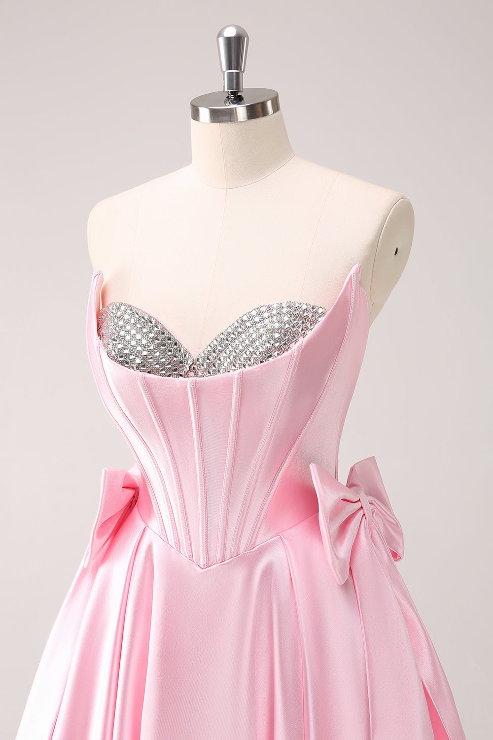 Robe de bal bustier rose ornée de perles avec nœuds