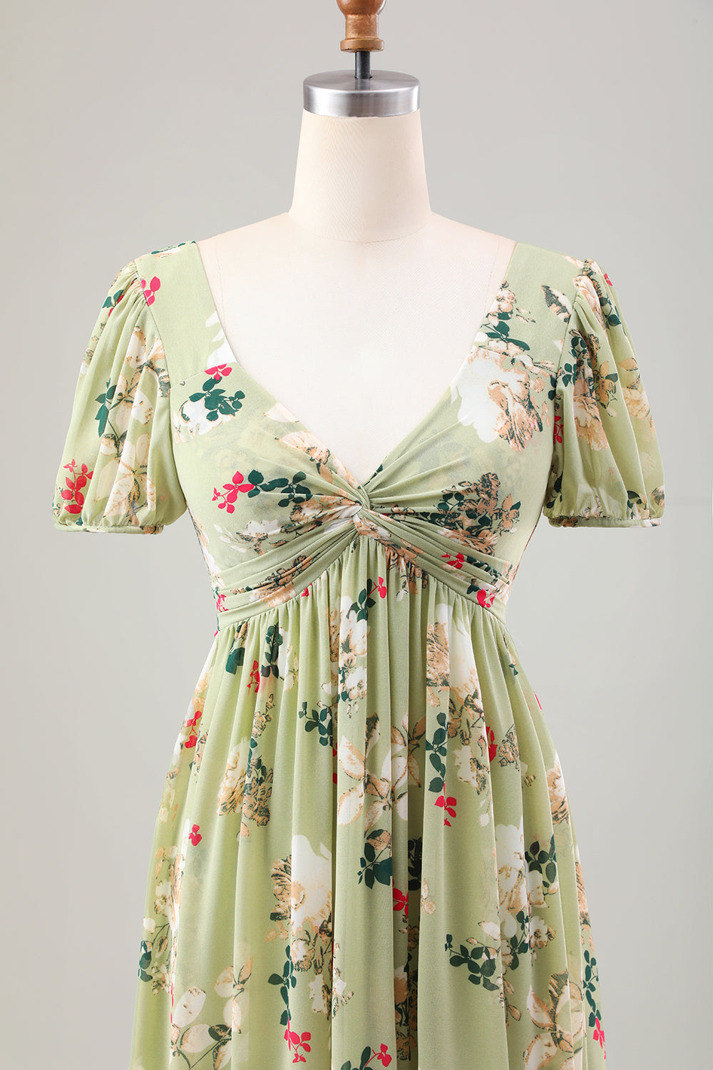 Robe de cocktail verte mi-longue avec encolure en V, manches courtes et coupe trapèze