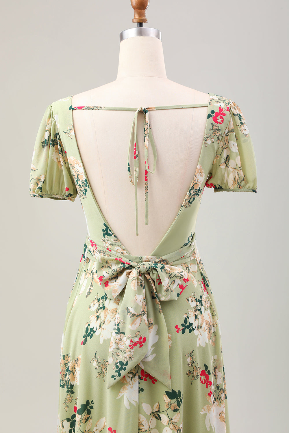 Robe de cocktail verte mi-longue avec encolure en V, manches courtes et coupe trapèze