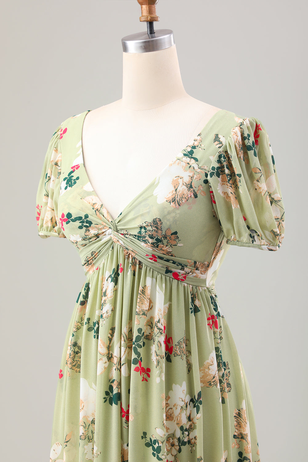 Robe de cocktail verte mi-longue avec encolure en V, manches courtes et coupe trapèze