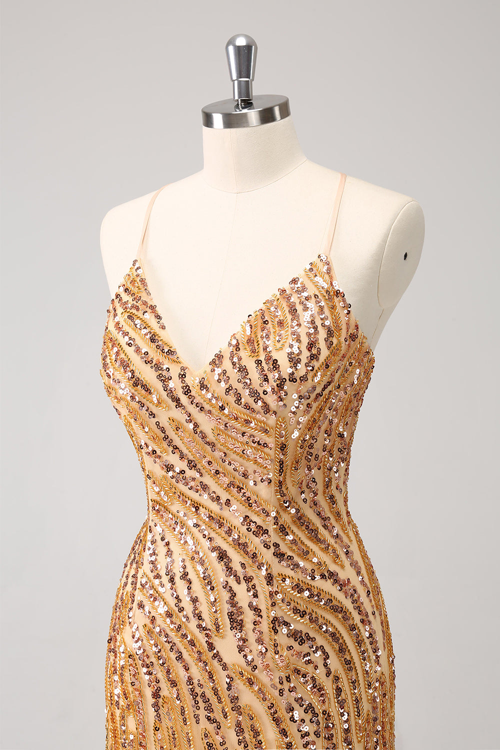 Robe de bal de fin d'année moulante à sequins dorés scintillants, décolleté en V avec franges