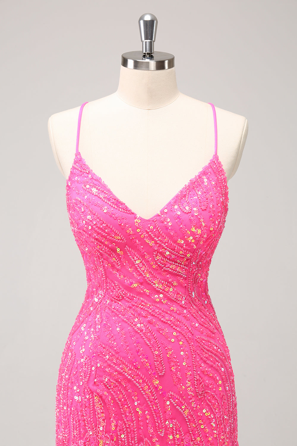 Robe de bal de fin d'année moulante à sequins dorés scintillants, décolleté en V avec franges