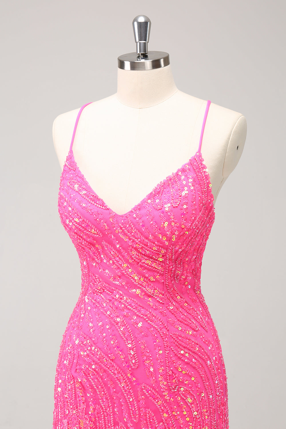 Robe de bal de fin d'année moulante à sequins dorés scintillants, décolleté en V avec franges