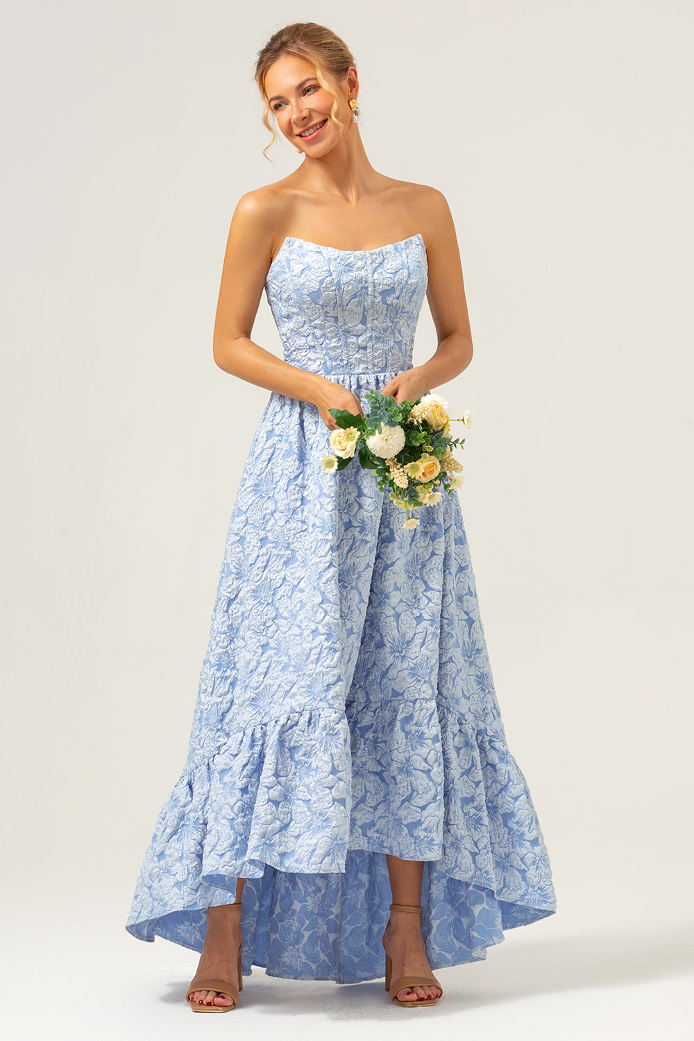 Vestido de dama de honor escote palabra de honor alto bajo floral azul corte A
