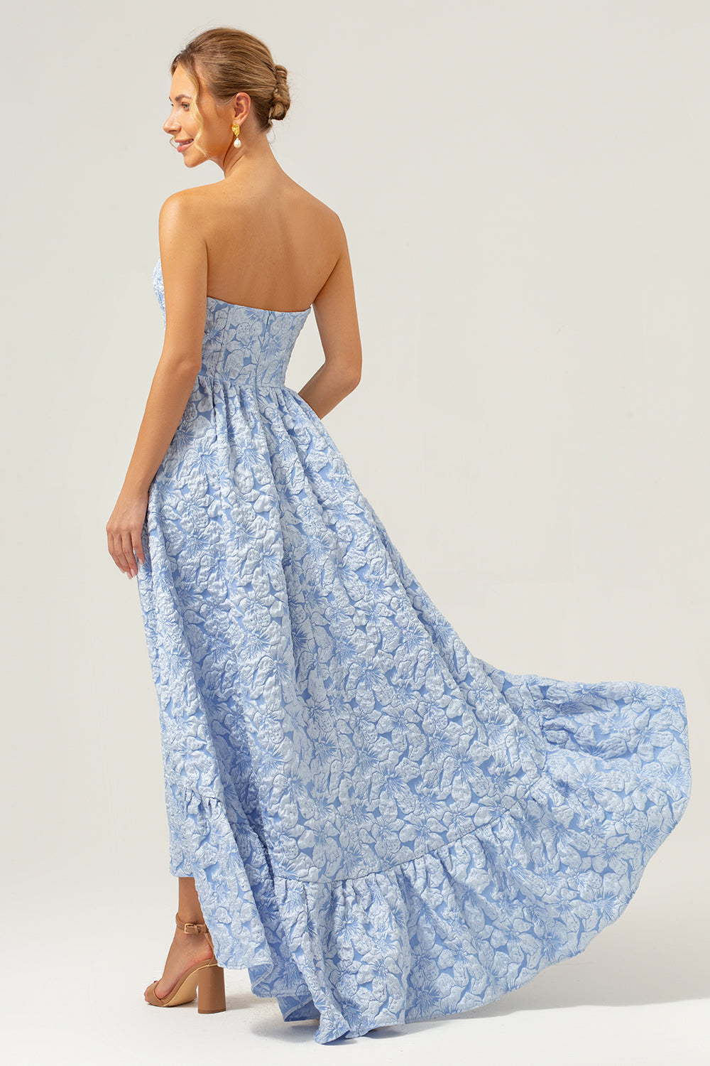 Vestido de dama de honor escote palabra de honor alto bajo floral azul corte A
