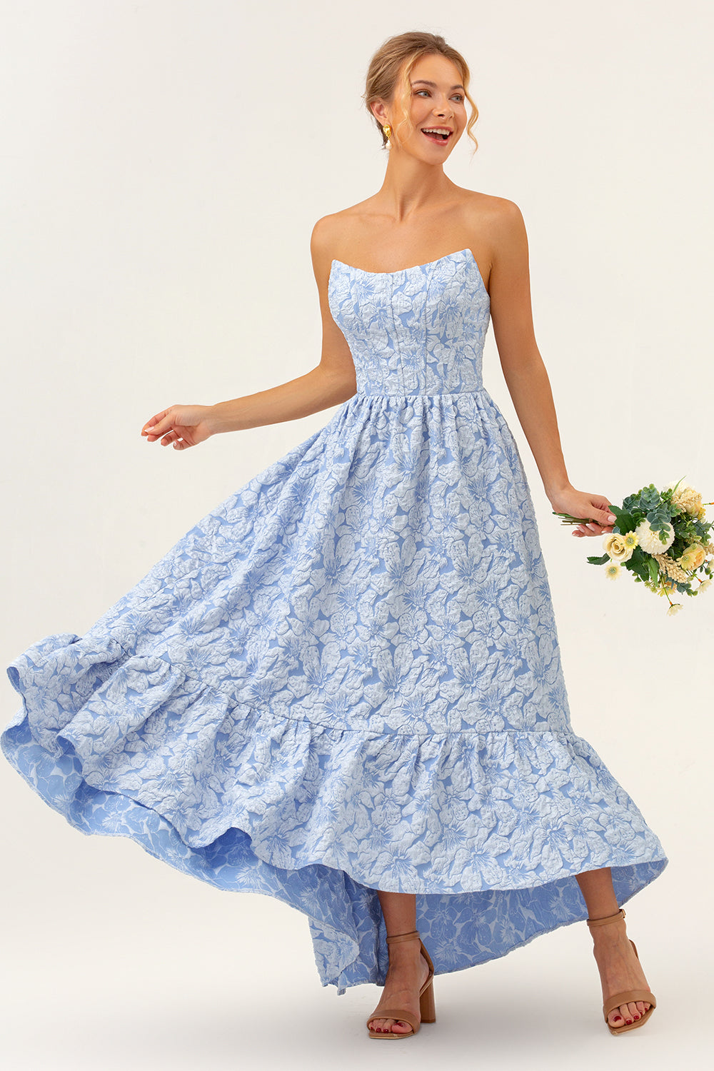 Vestido de dama de honor escote palabra de honor alto bajo floral azul corte A