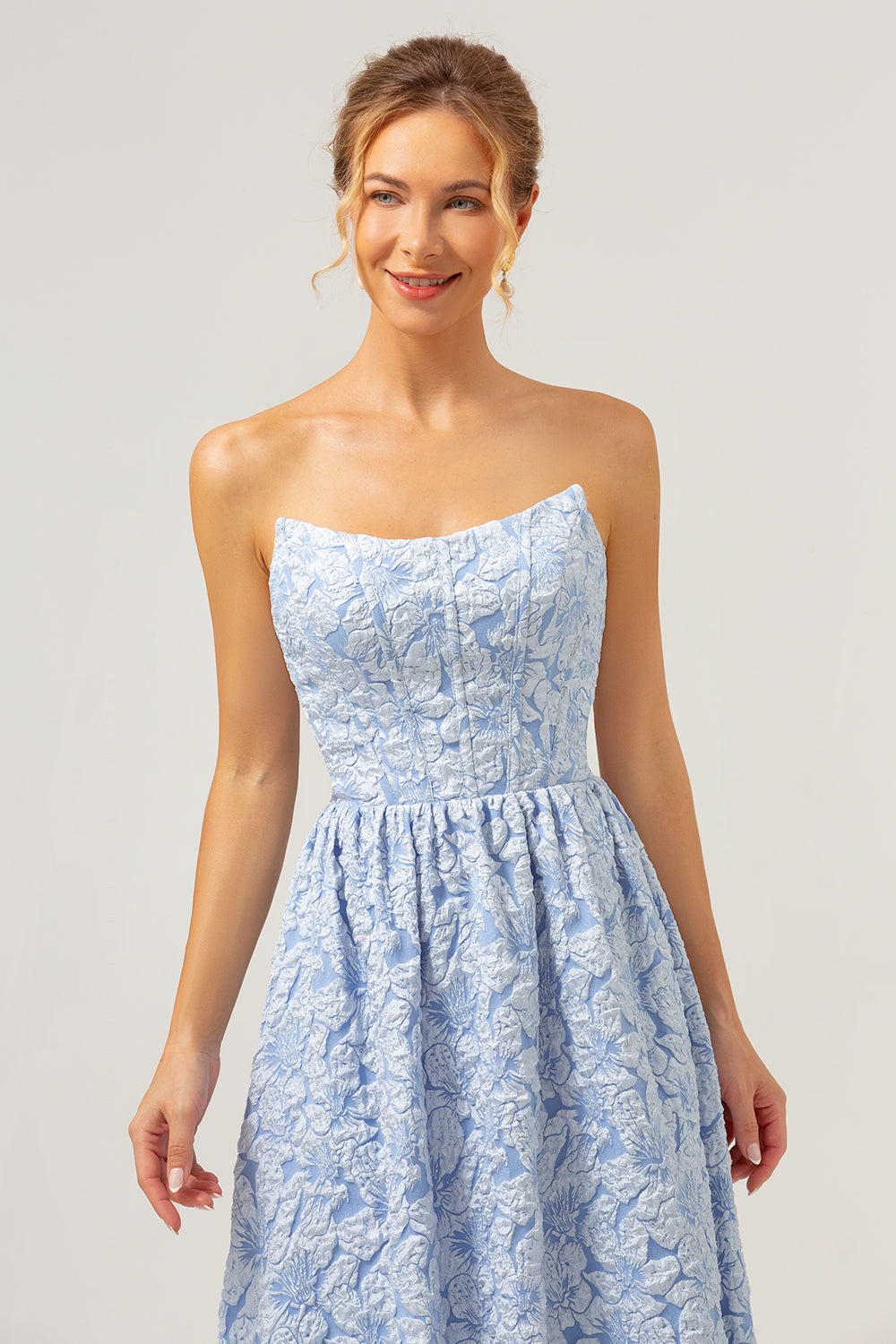 Vestido de dama de honor escote palabra de honor alto bajo floral azul corte A