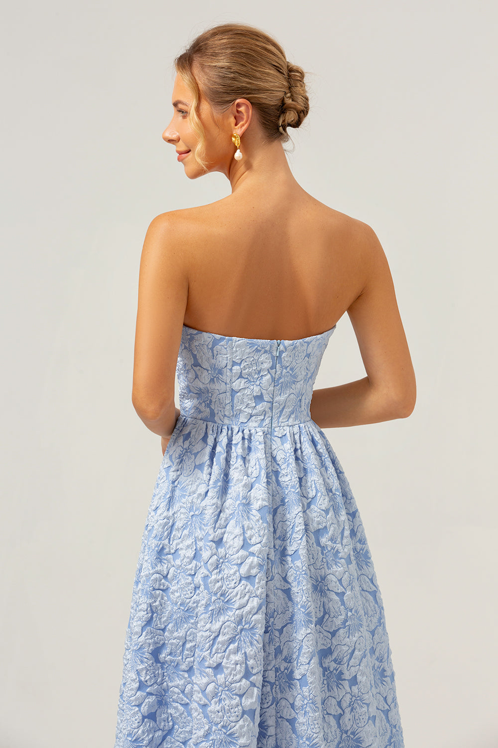 Vestido de dama de honor escote palabra de honor alto bajo floral azul corte A