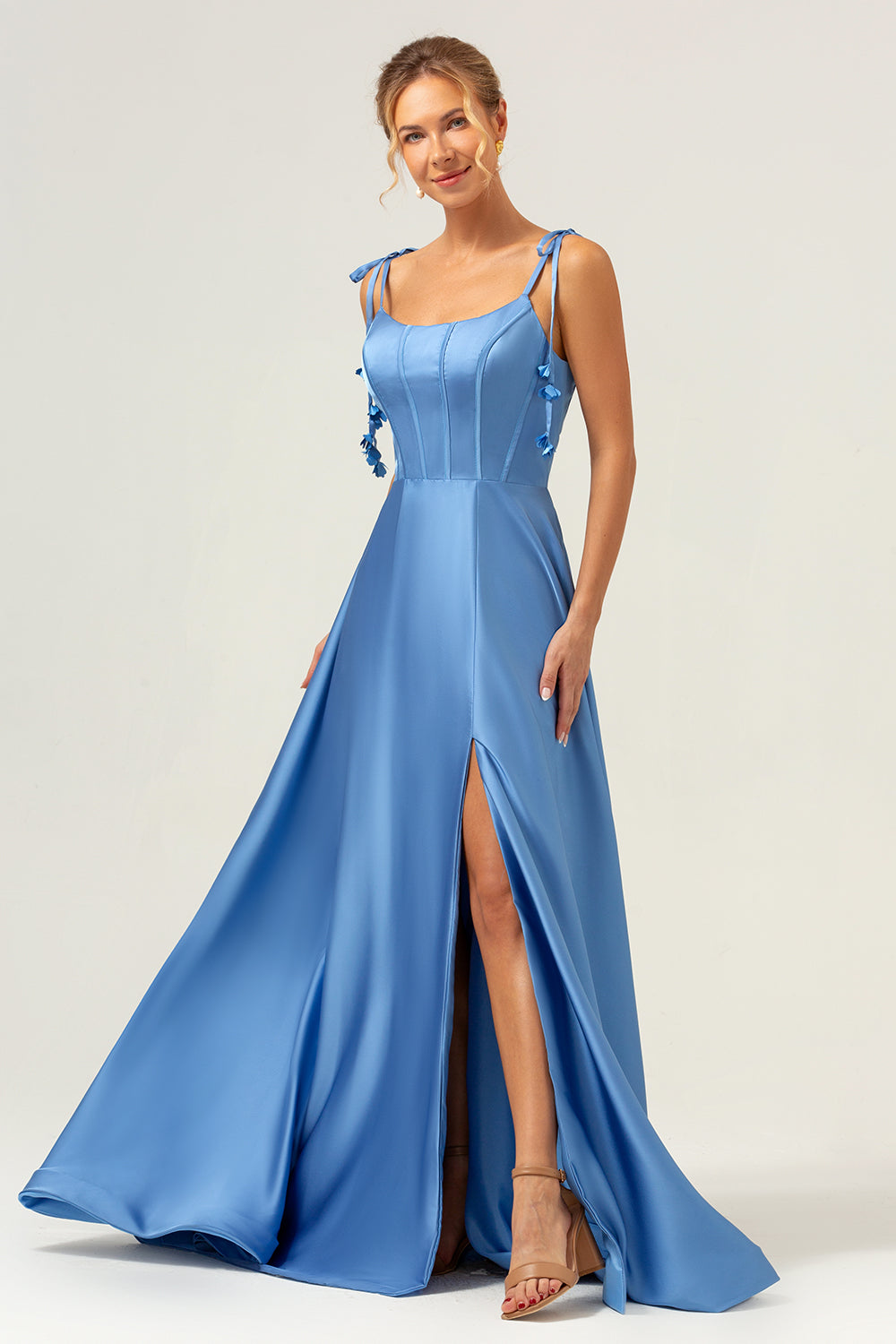 Robe de demoiselle d'honneur longue en satin bleu coupe trapèze à fines bretelles avec corset et fente