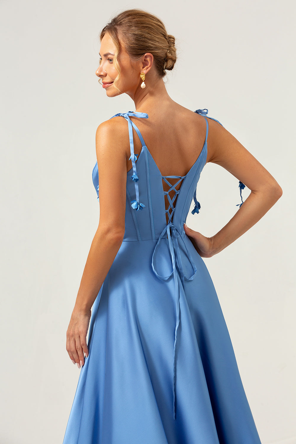 Robe de demoiselle d'honneur longue en satin bleu coupe trapèze à fines bretelles avec corset et fente