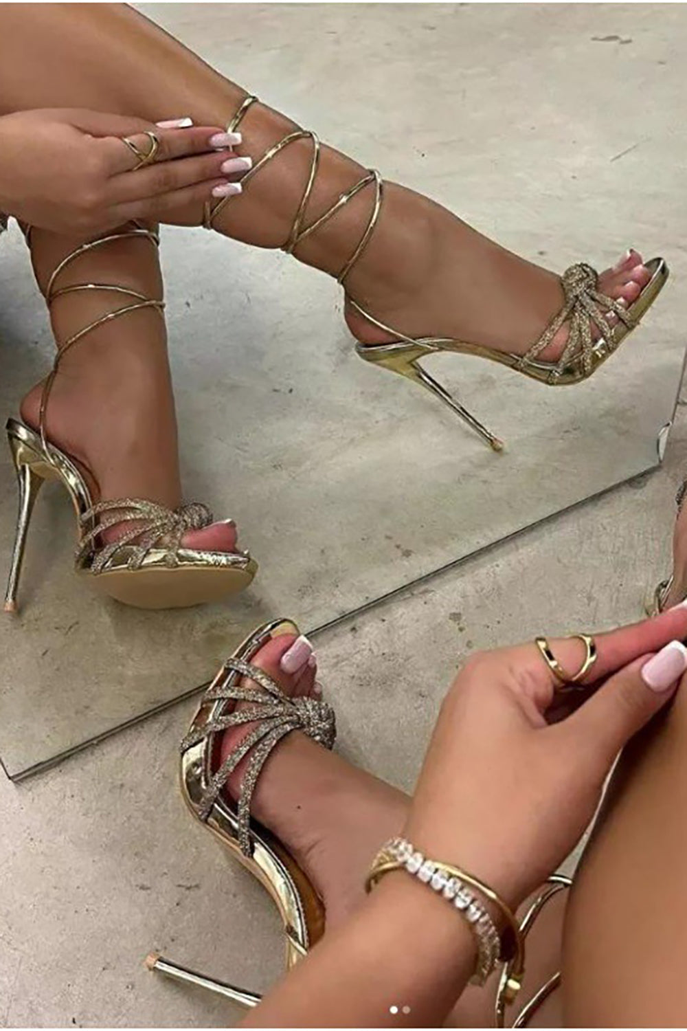 Sandales à talons aiguilles avec bride cheville et perles argentées scintillantes