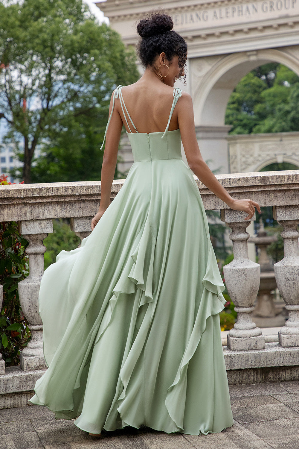 Robe de demoiselle d'honneur longue à fines bretelles coupe trapèze couleur matcha avec volants