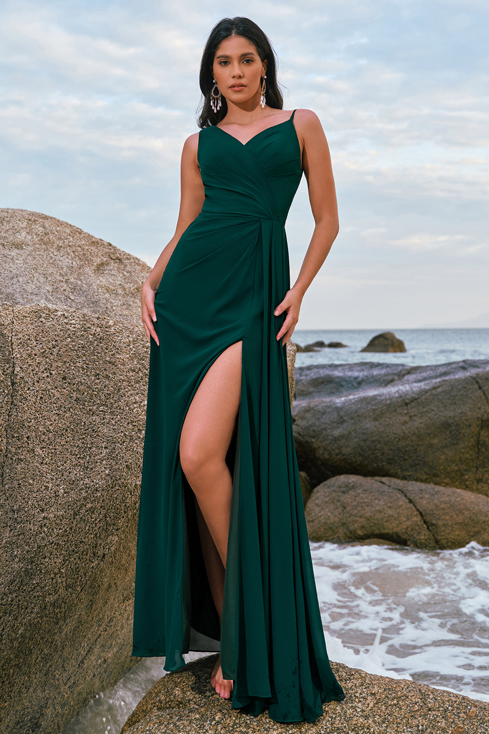 Robe longue de demoiselle d'honneur vert foncé coupe évasée à bretelles spaghetti, froncée avec fente