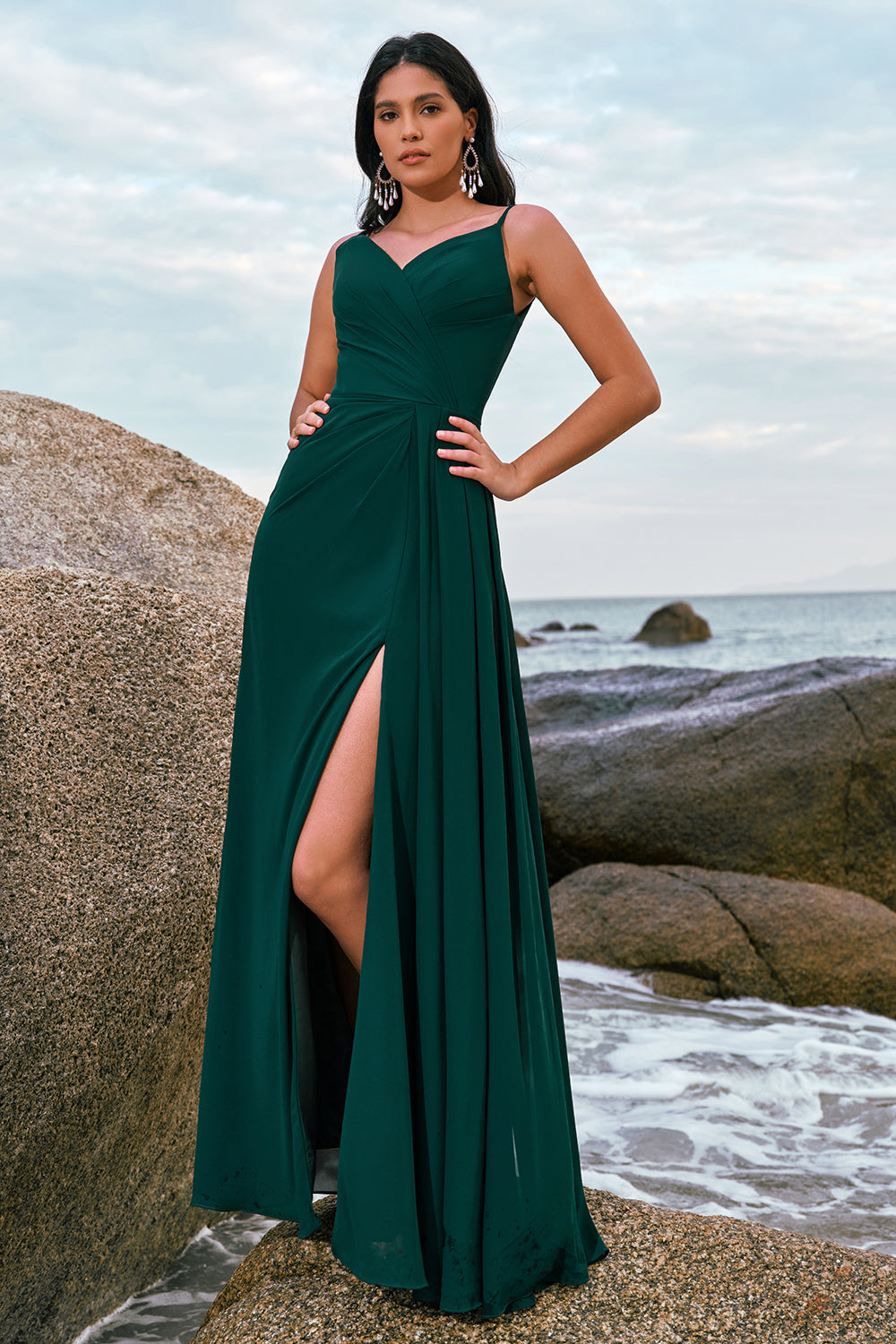 Robe longue de demoiselle d'honneur vert foncé coupe évasée à bretelles spaghetti, froncée avec fente