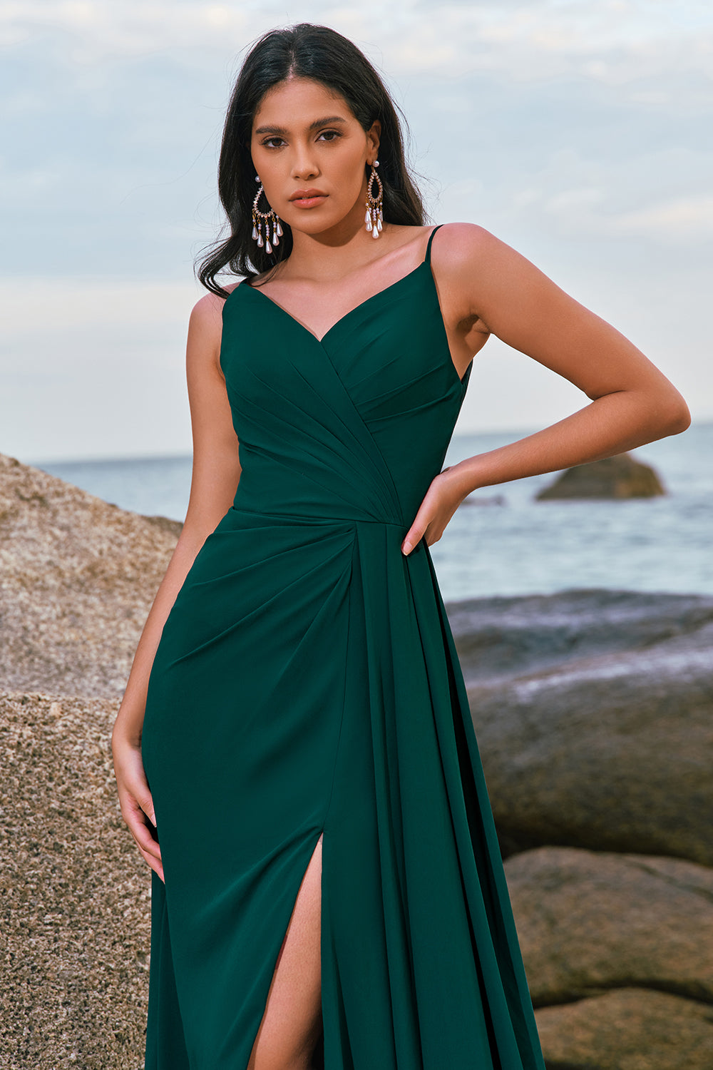 Robe longue de demoiselle d'honneur vert foncé coupe évasée à bretelles spaghetti, froncée avec fente