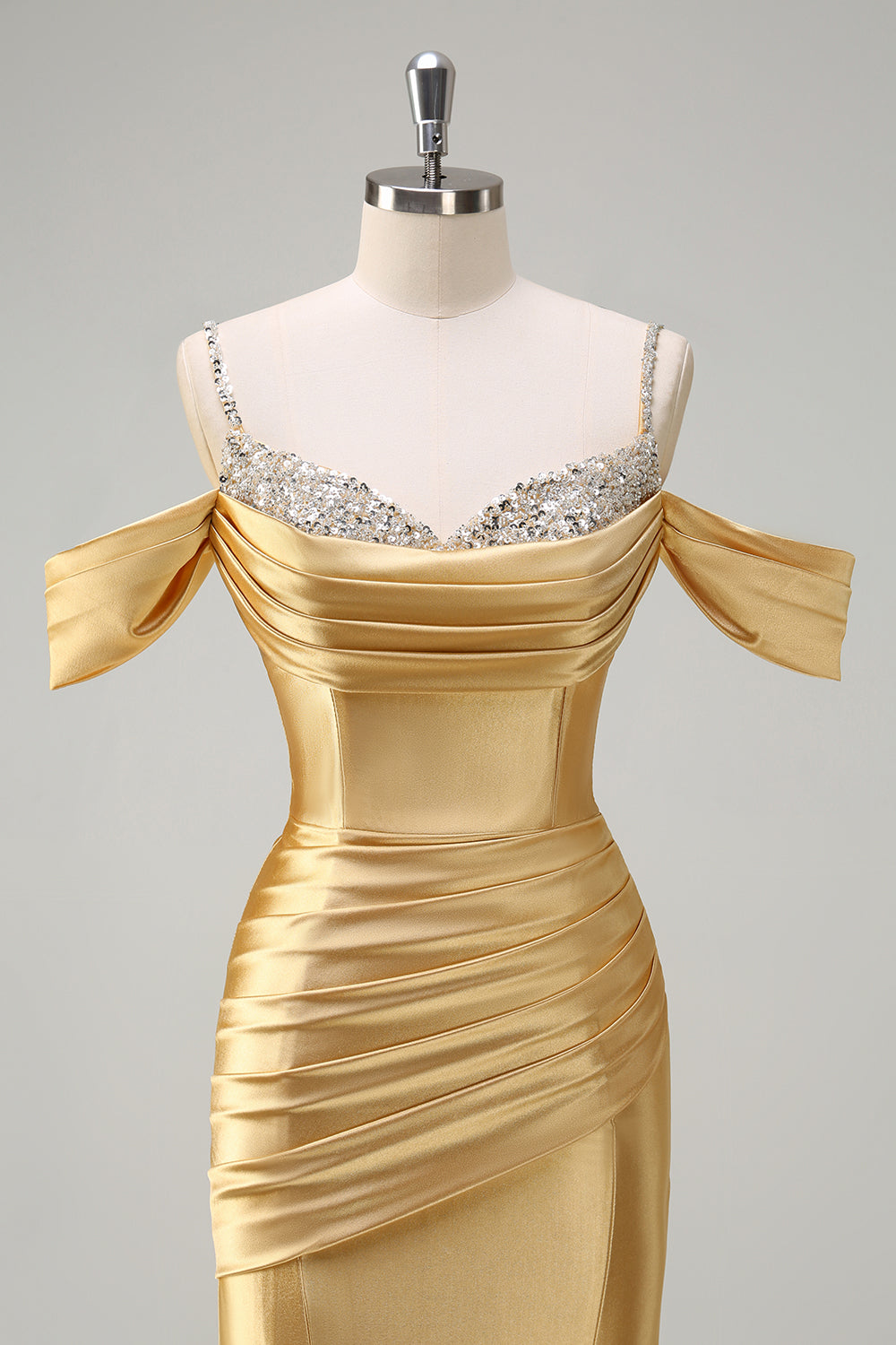 Robe de bal longue en satin froncé à paillettes épaules dénudées sirène dorée scintillante
