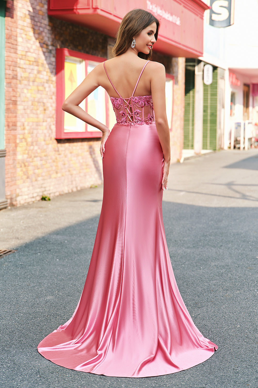 Robe de soirée longue sirène en satin corail avec corsage pailleté et fente