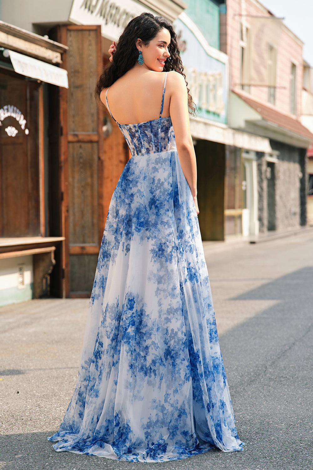 Robe longue de bal blanche à fleurs bleues avec bretelles spaghetti, corsage froncé et fente