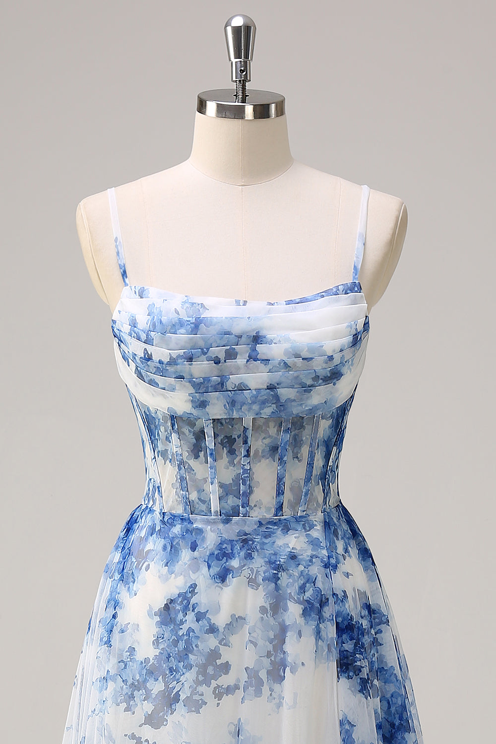 Robe longue de bal blanche à fleurs bleues avec bretelles spaghetti, corsage froncé et fente