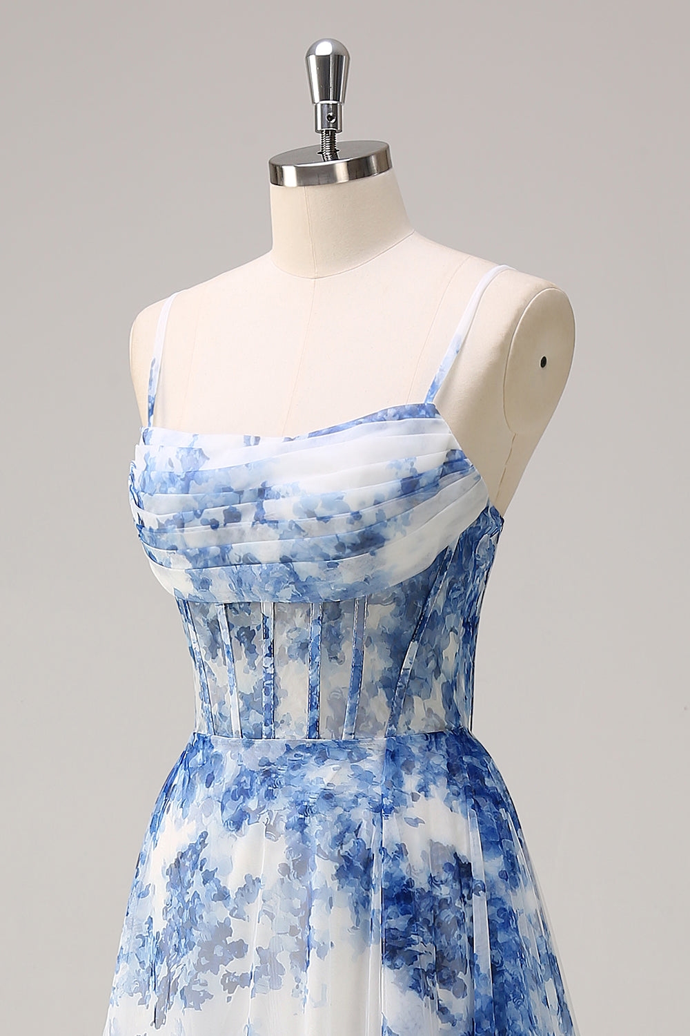 Robe longue de bal blanche à fleurs bleues avec bretelles spaghetti, corsage froncé et fente