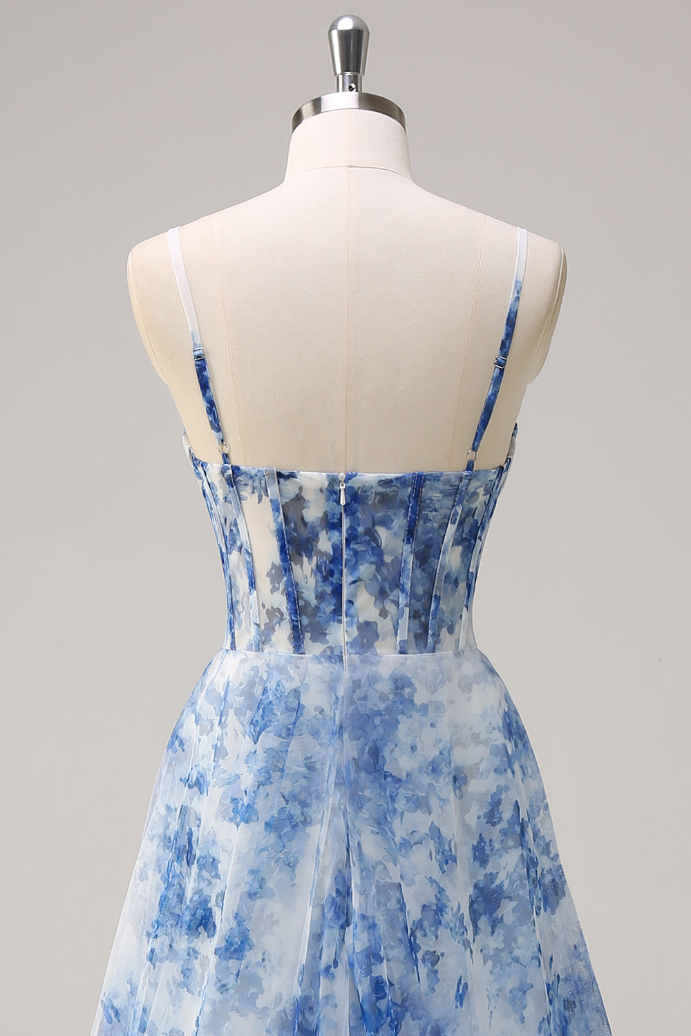 Robe longue de bal blanche à fleurs bleues avec bretelles spaghetti, corsage froncé et fente