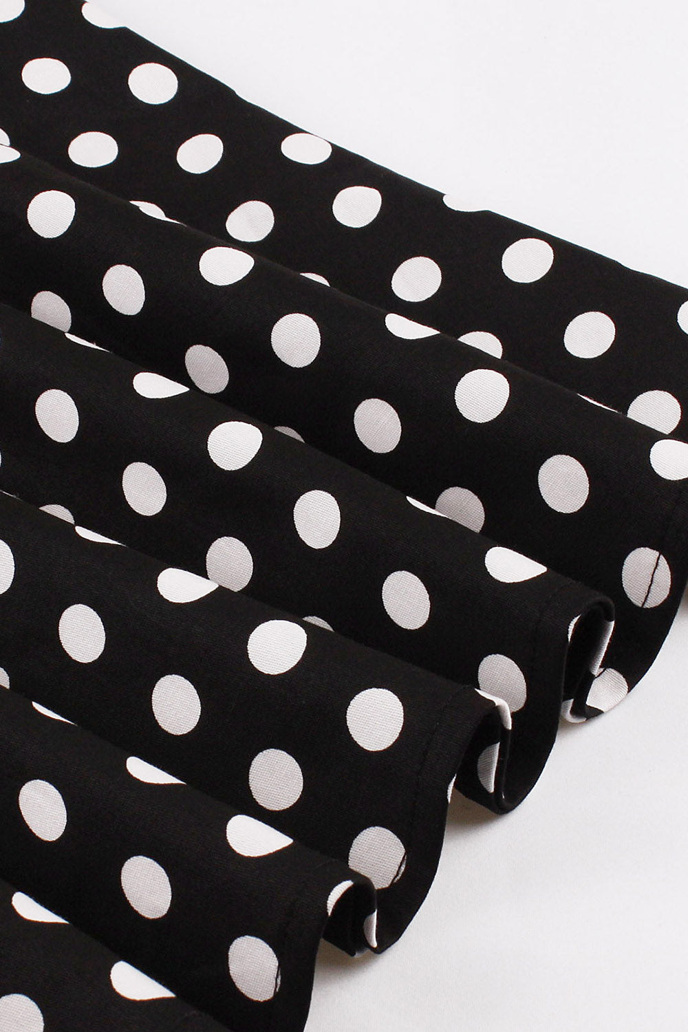 Robe courte à pois noirs à manches courtes style années 50 avec ceinture
