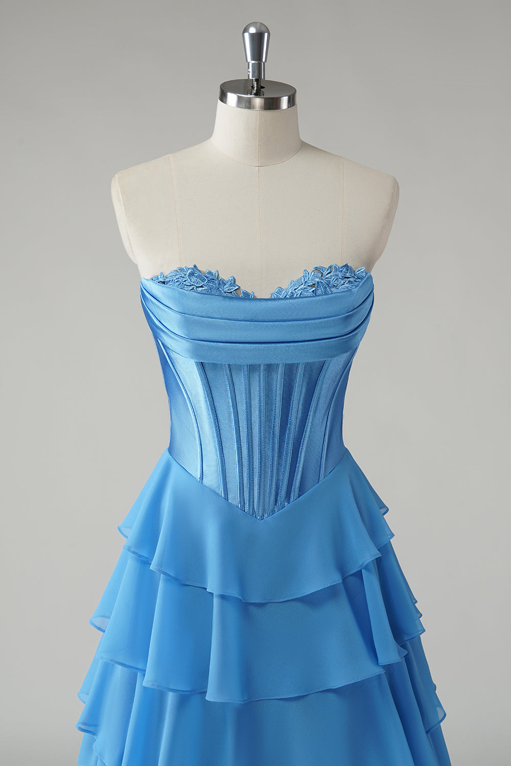 Robe de bal bustier fuchsia en ligne A avec corset, jupe étagée et volants
