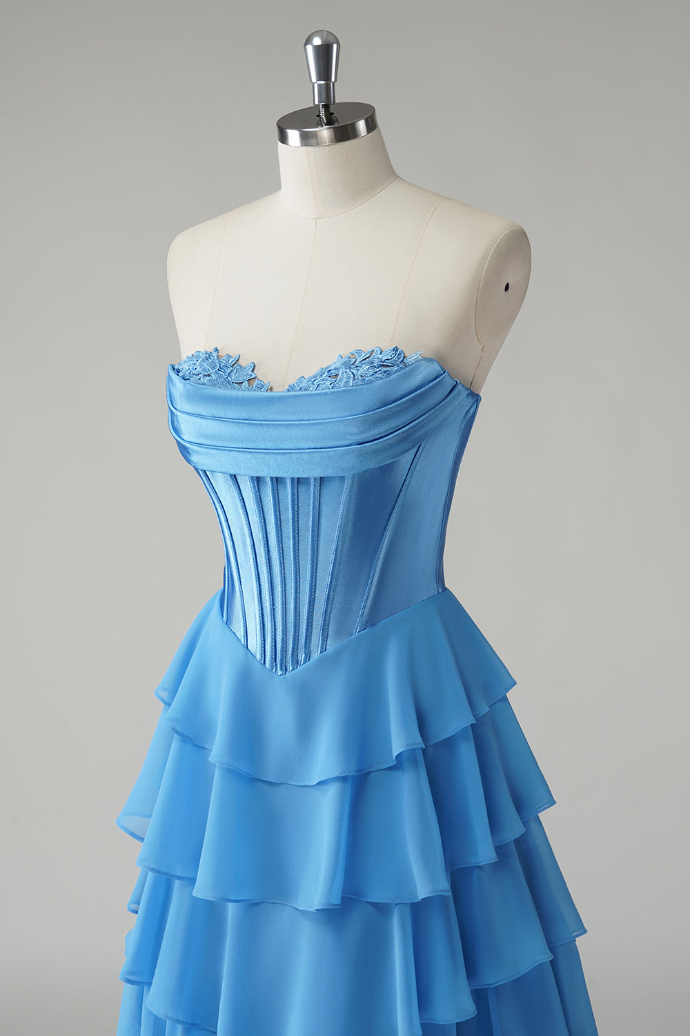 Robe de bal bustier fuchsia en ligne A avec corset, jupe étagée et volants