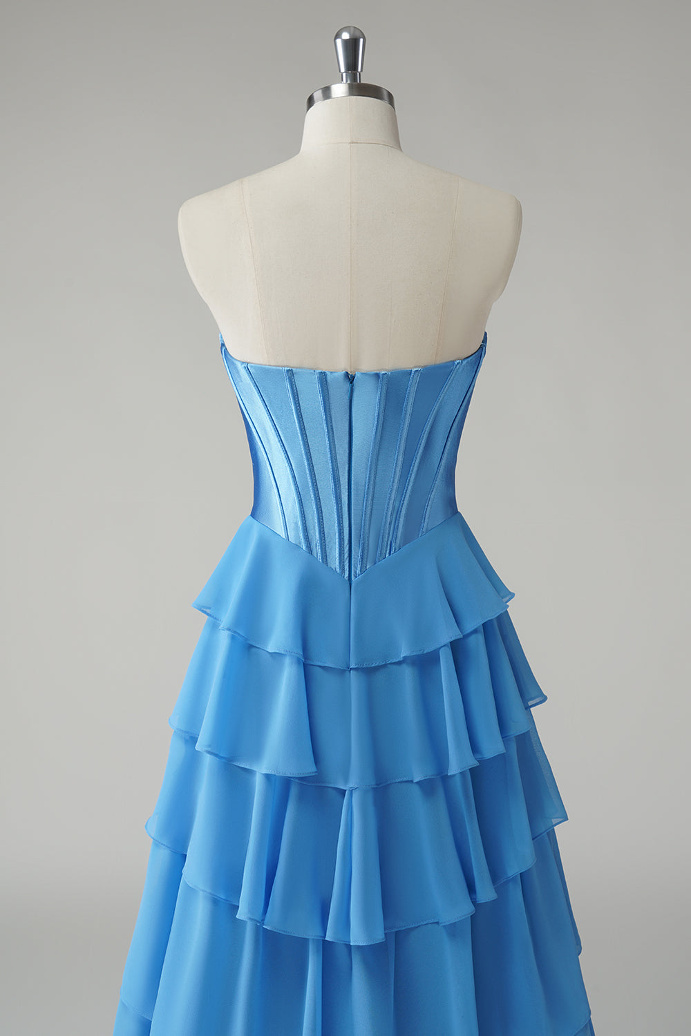 Robe de bal bustier fuchsia en ligne A avec corset, jupe étagée et volants