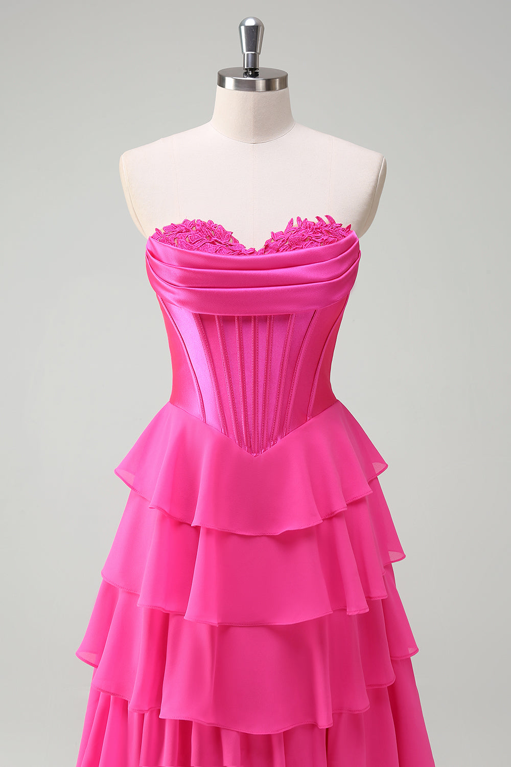 Robe de bal bustier fuchsia en ligne A avec corset, jupe étagée et volants