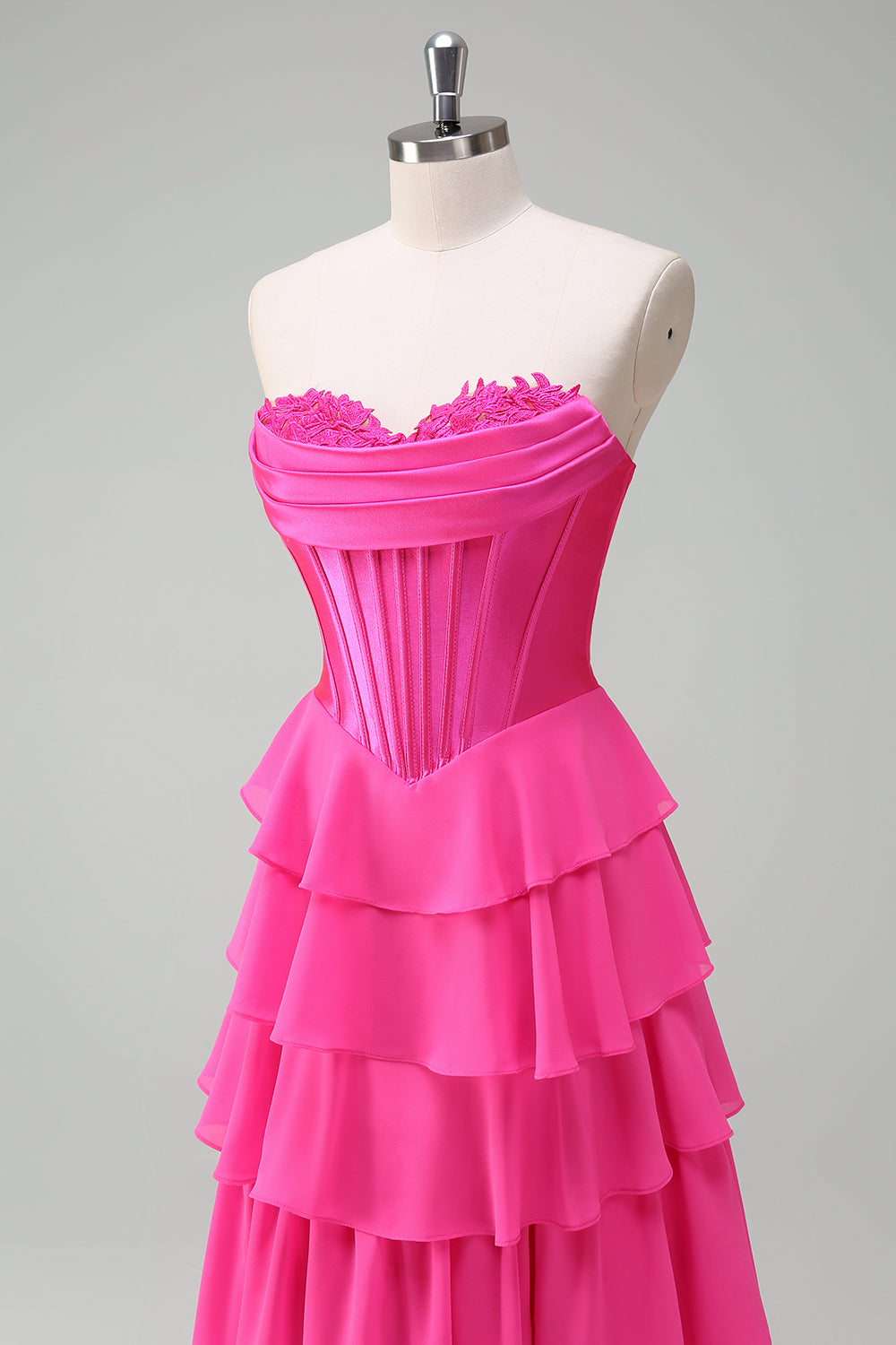 Robe de bal bustier fuchsia en ligne A avec corset, jupe étagée et volants